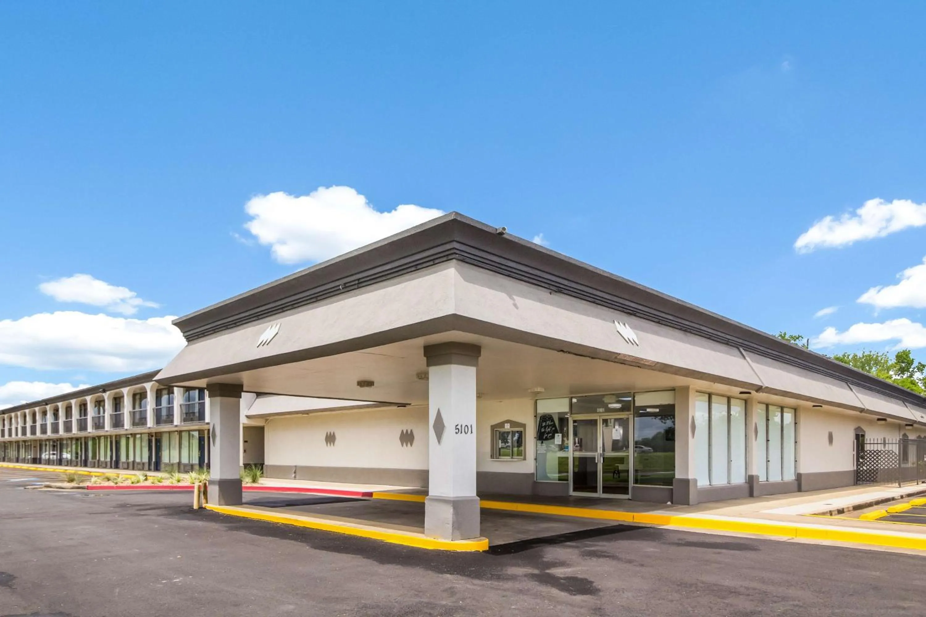 Property building in Motel 6 Groves, Tx