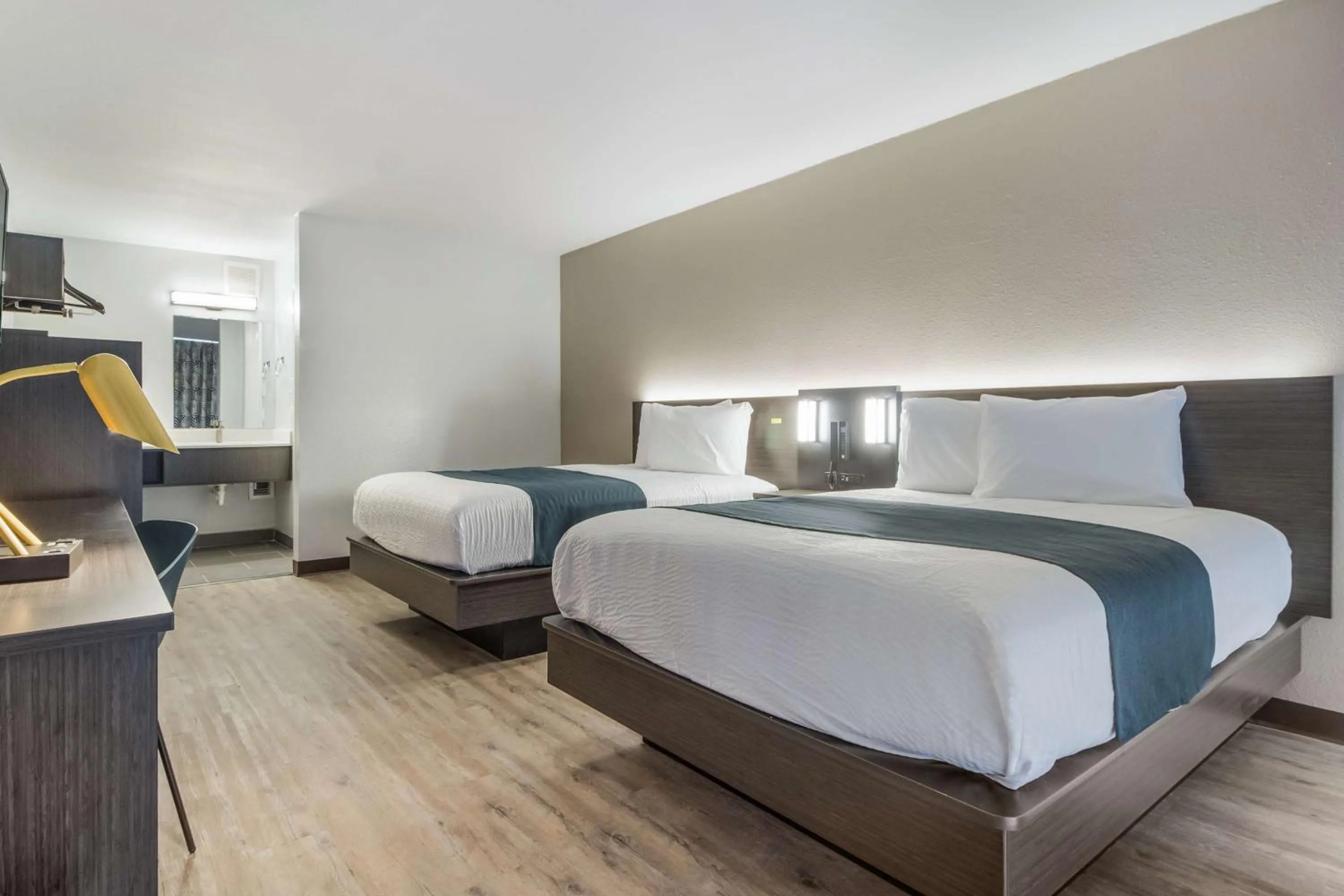 Photo of the whole room, Bed in Motel 6 Groves, Tx