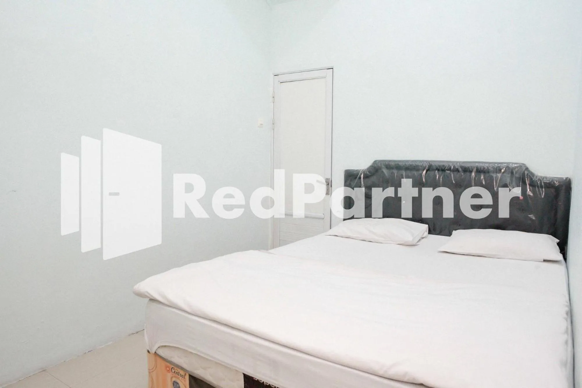 Bed in Happy Inn Puspo Mitra RedDoorz