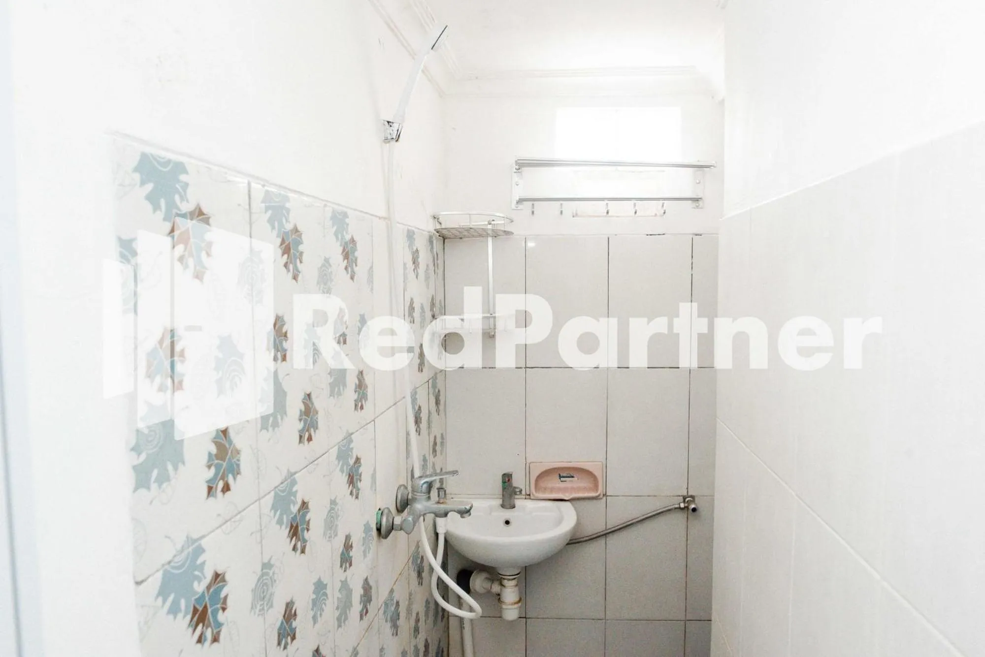 Shower in Happy Inn Puspo Mitra RedDoorz