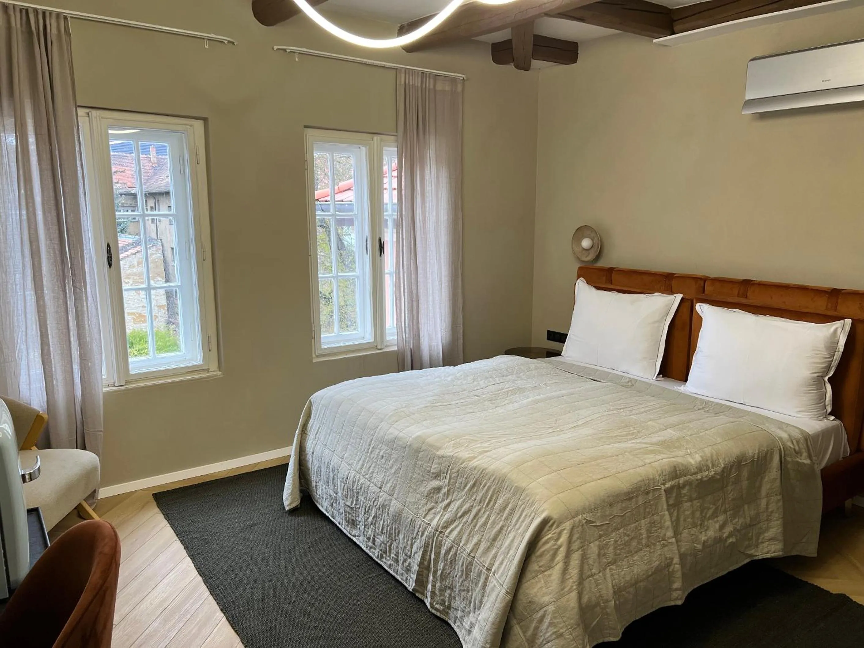 Photo of the whole room, Bed in Nest