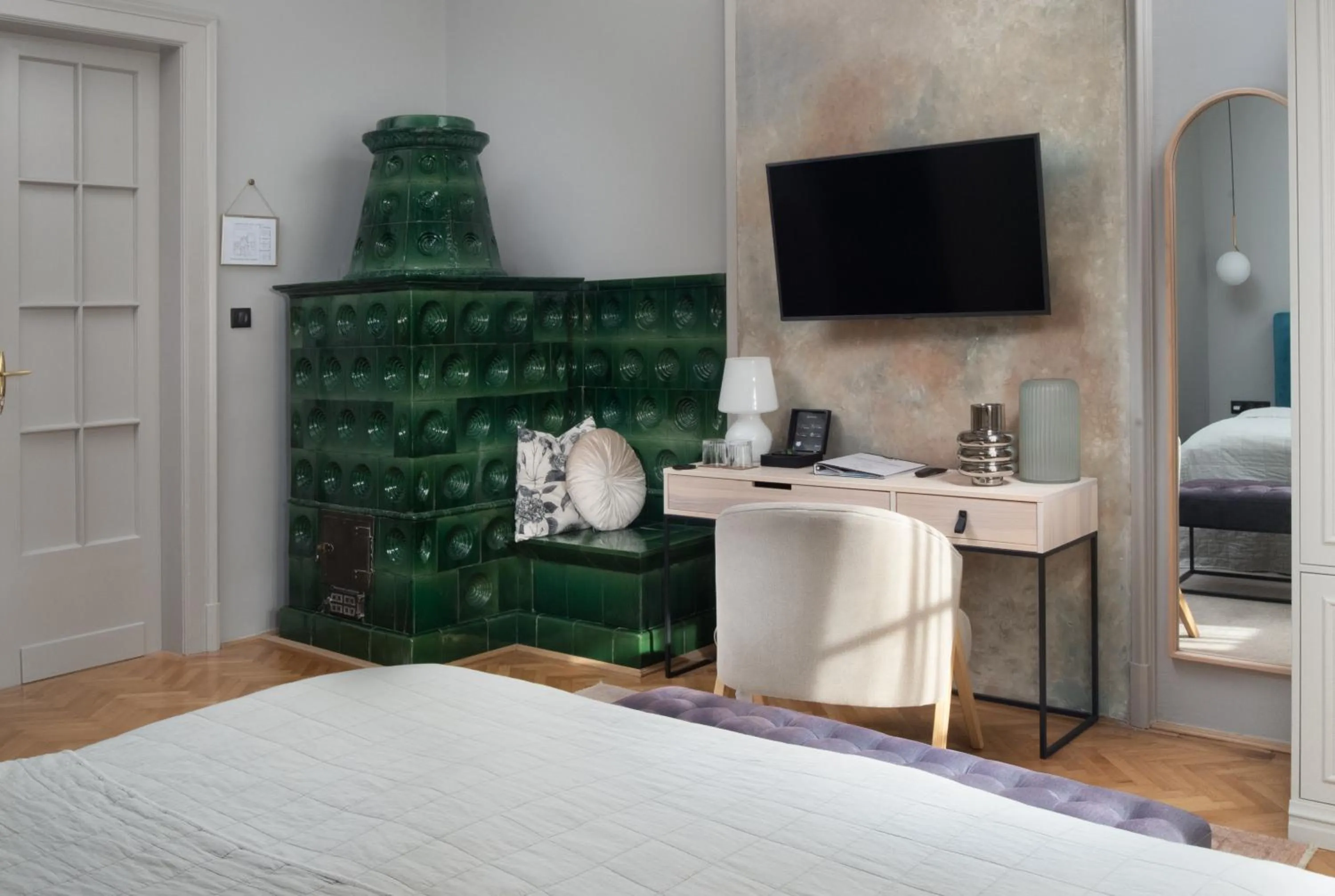 Photo of the whole room, Bed in Nest