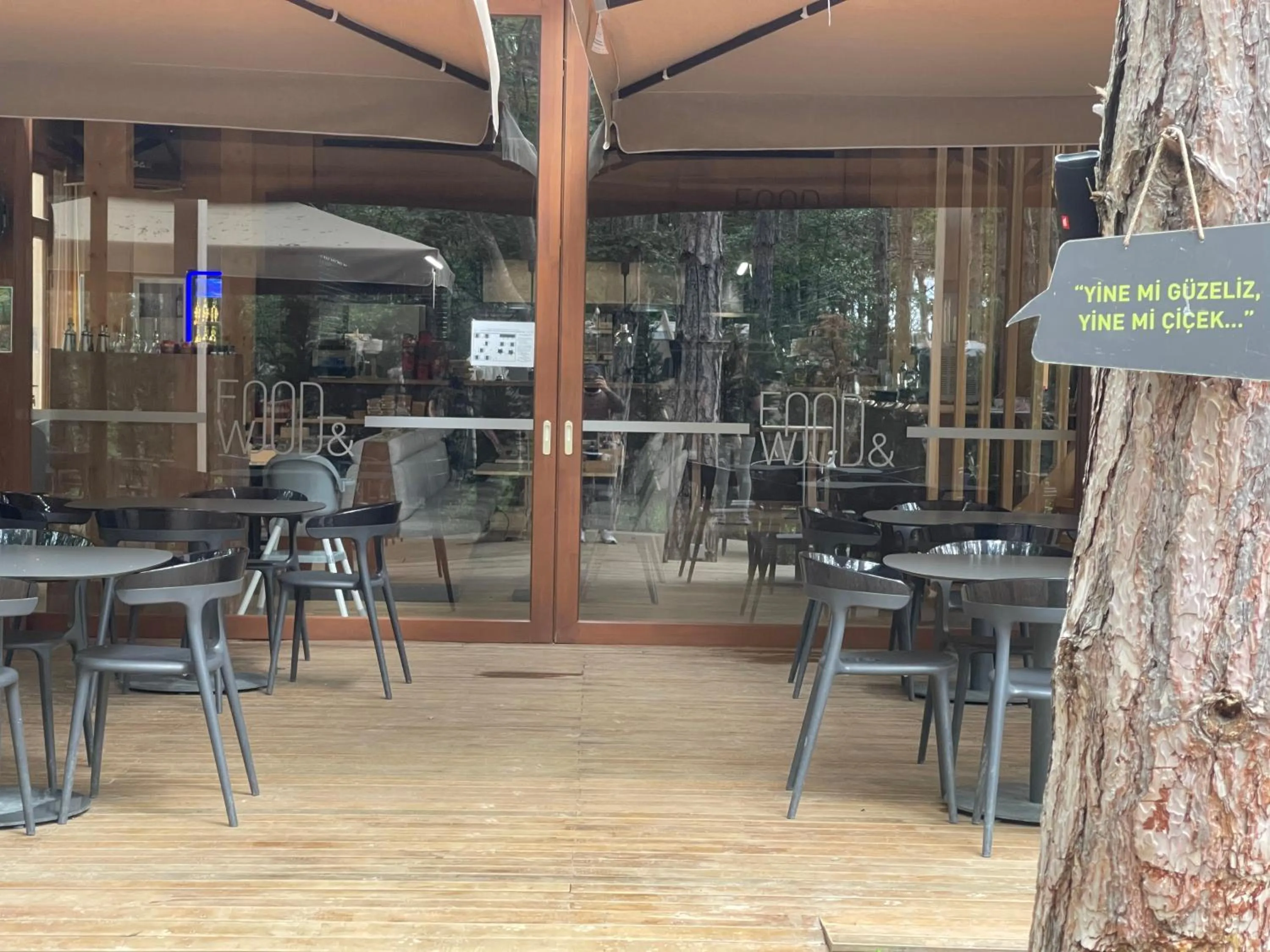 Restaurant/places to eat in LONGOSPHERE GLAMPING