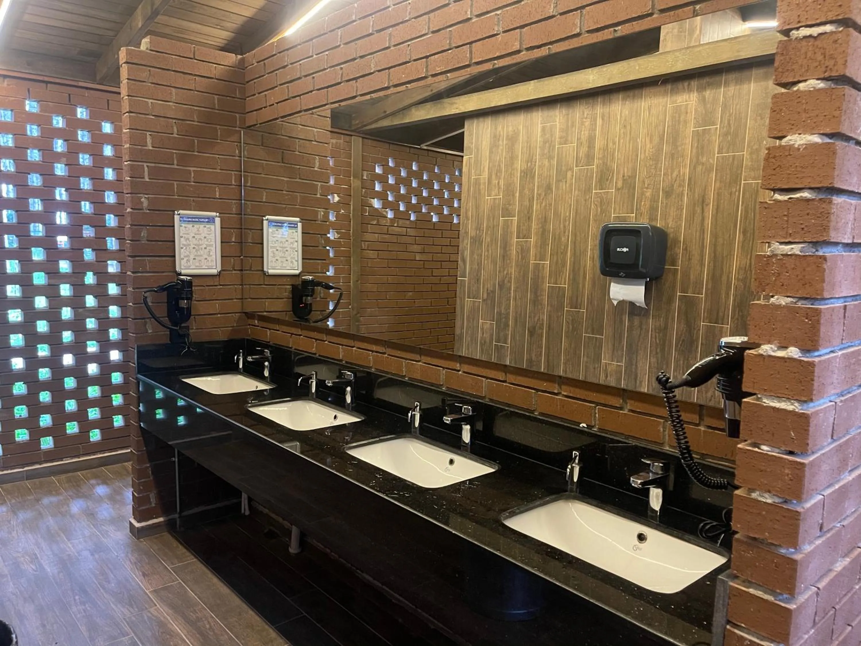 Shower in LONGOSPHERE GLAMPING