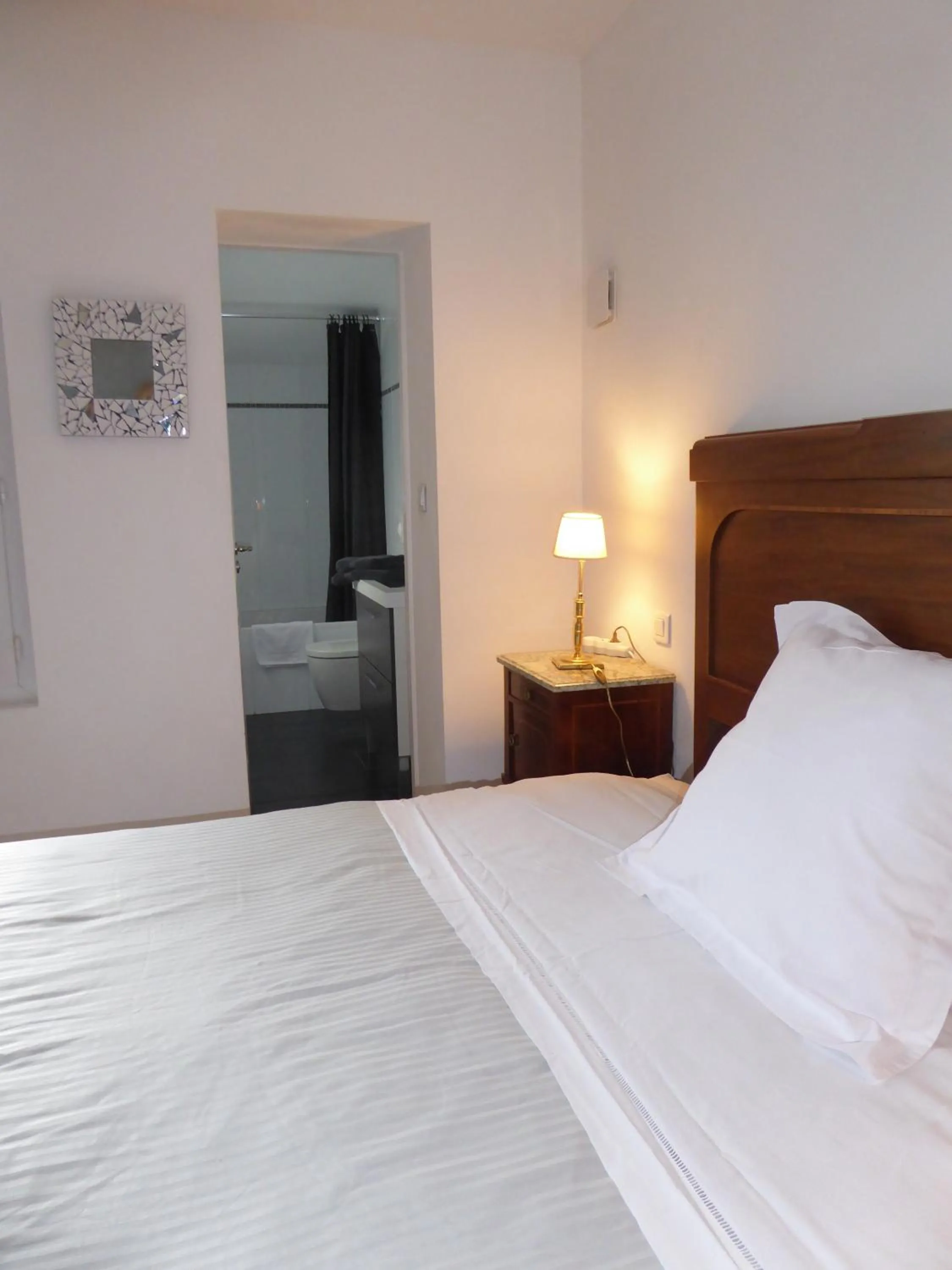 Bathroom, Bed in La Maison Bastide