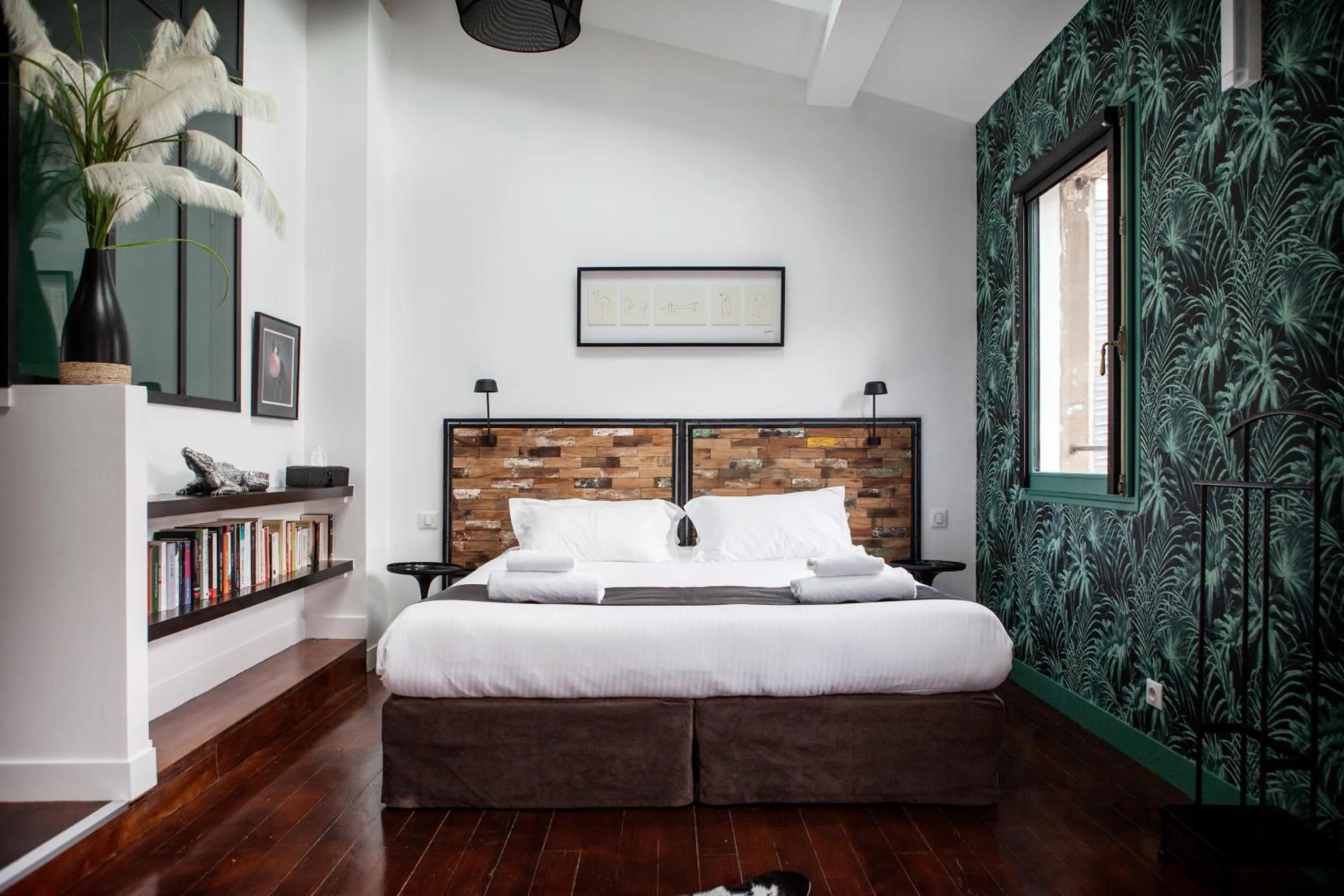 Decorative detail, Bed in Une Chambre Chez Dupont