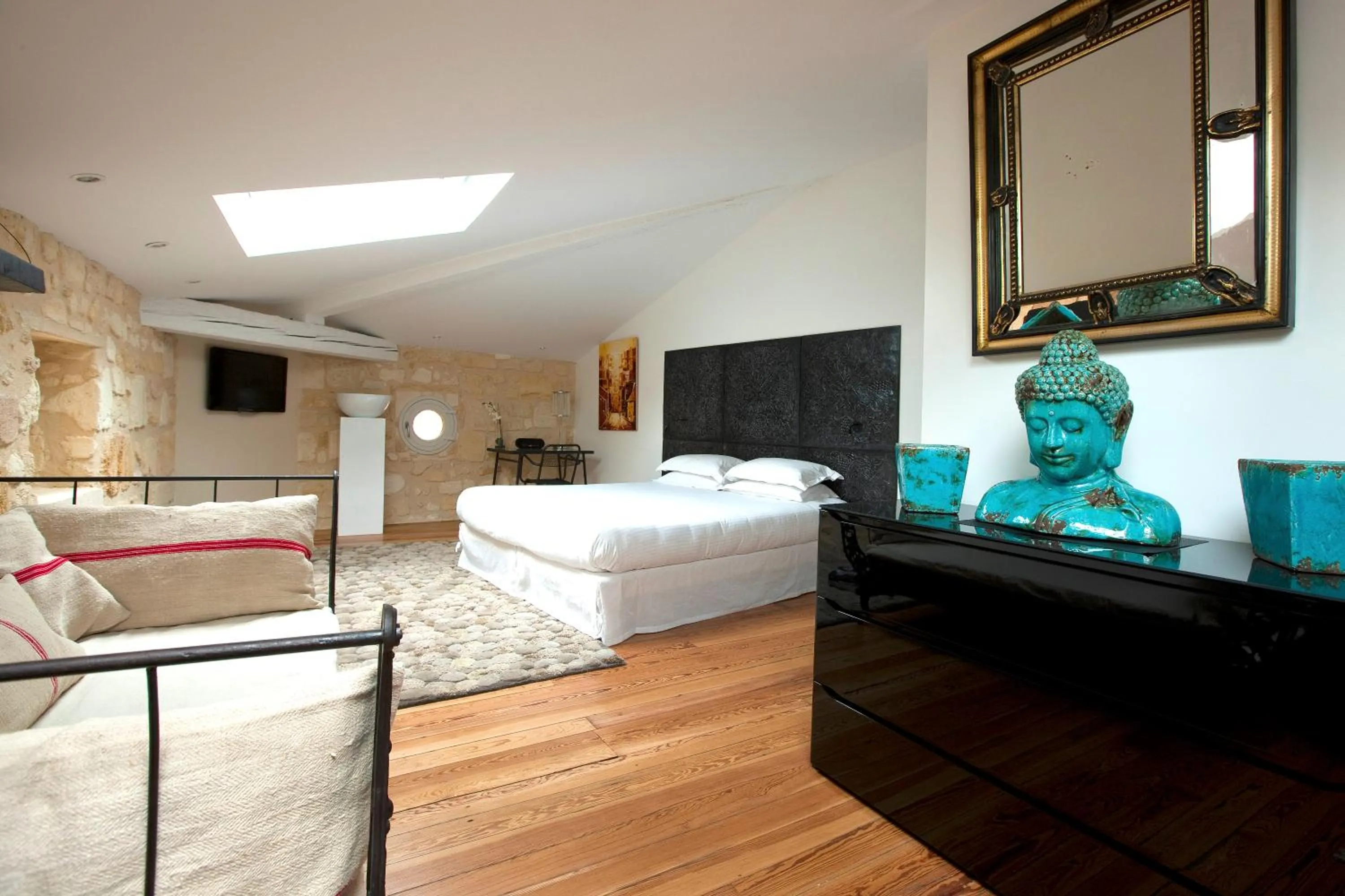 Photo of the whole room, Bed in Une Chambre Chez Dupont