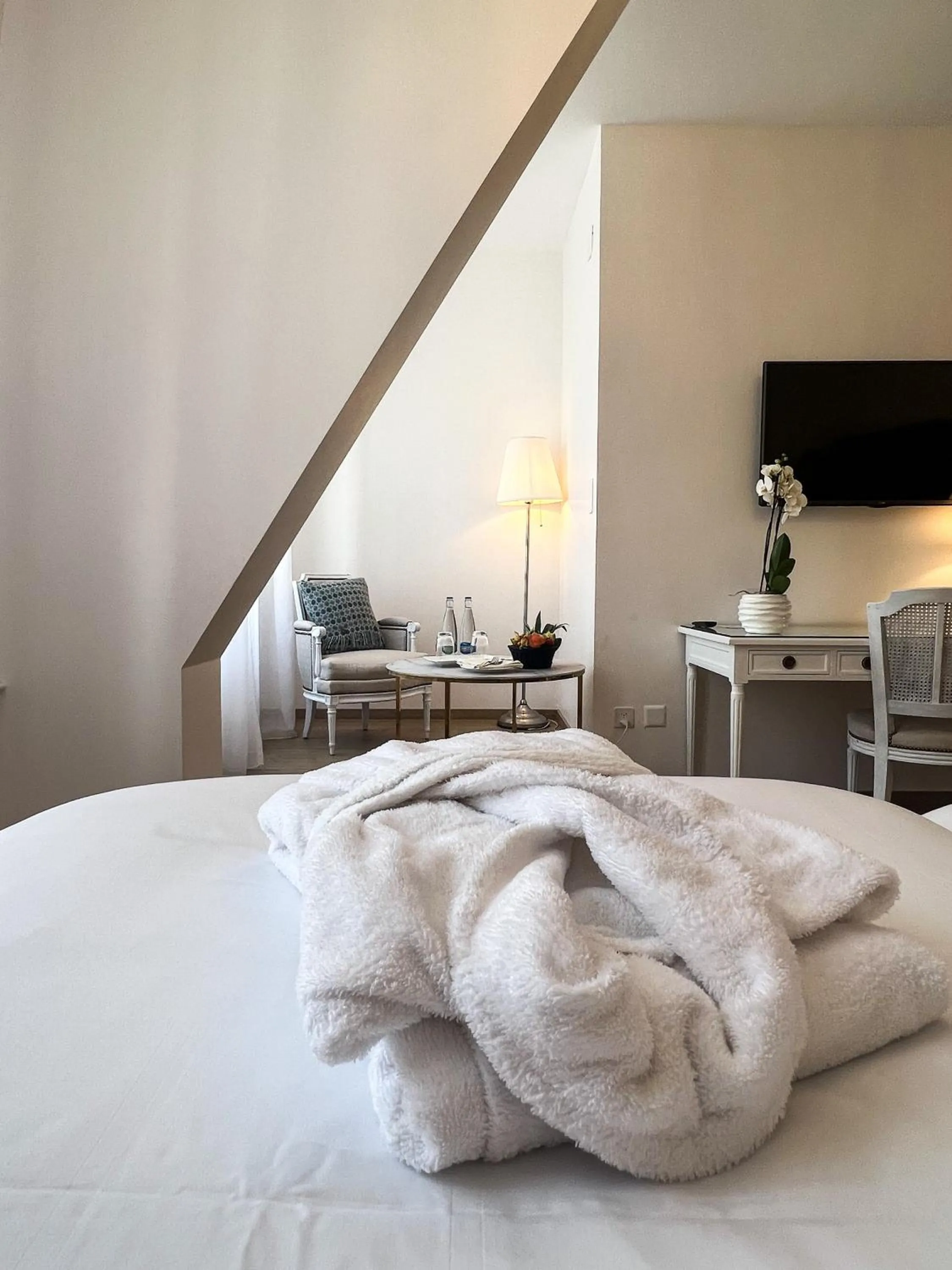 Bedroom, Bed in Hotel Eden Palace au Lac