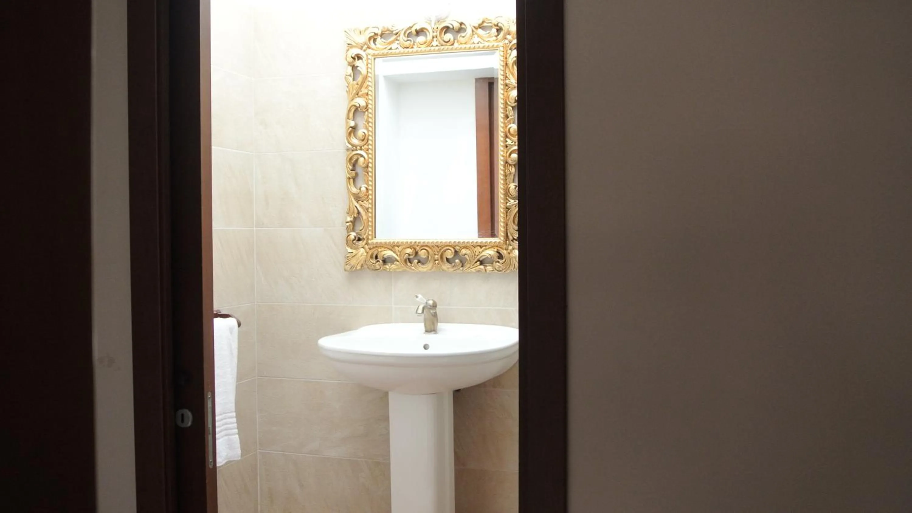 Bathroom in Villa Carlotta Resort