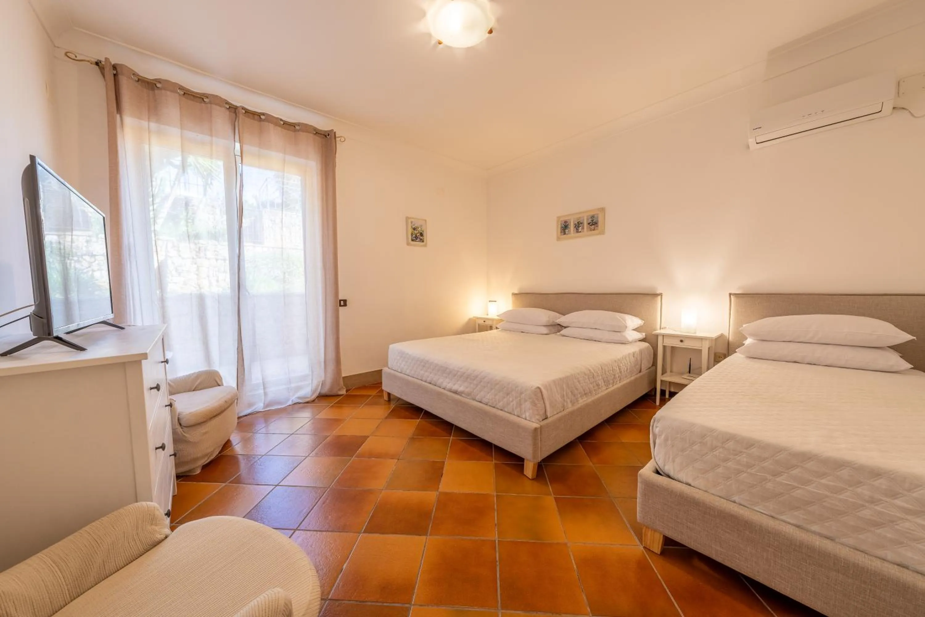 Photo of the whole room, Bed in Villa Carlotta Resort