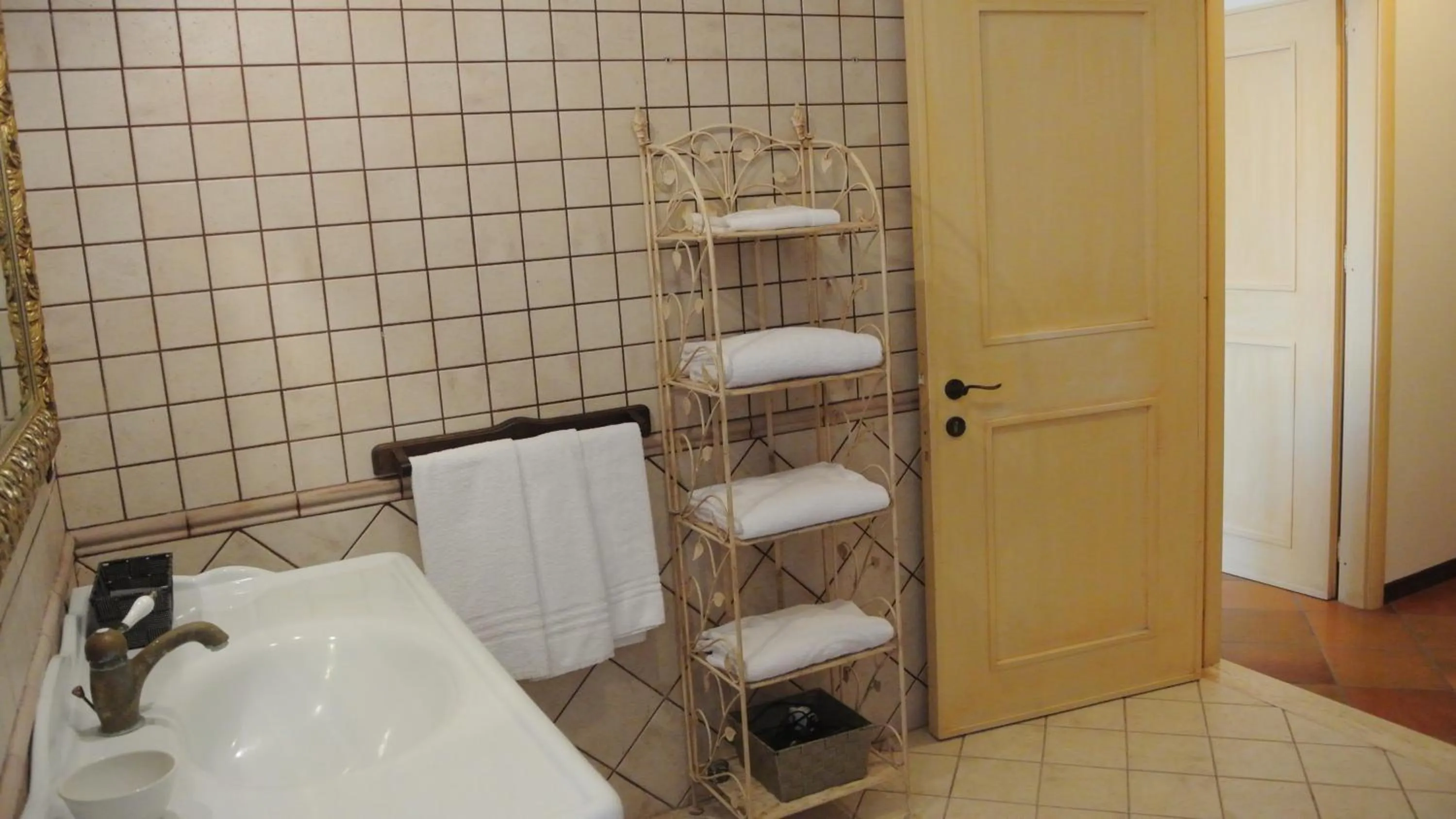 Bathroom in Villa Carlotta Resort