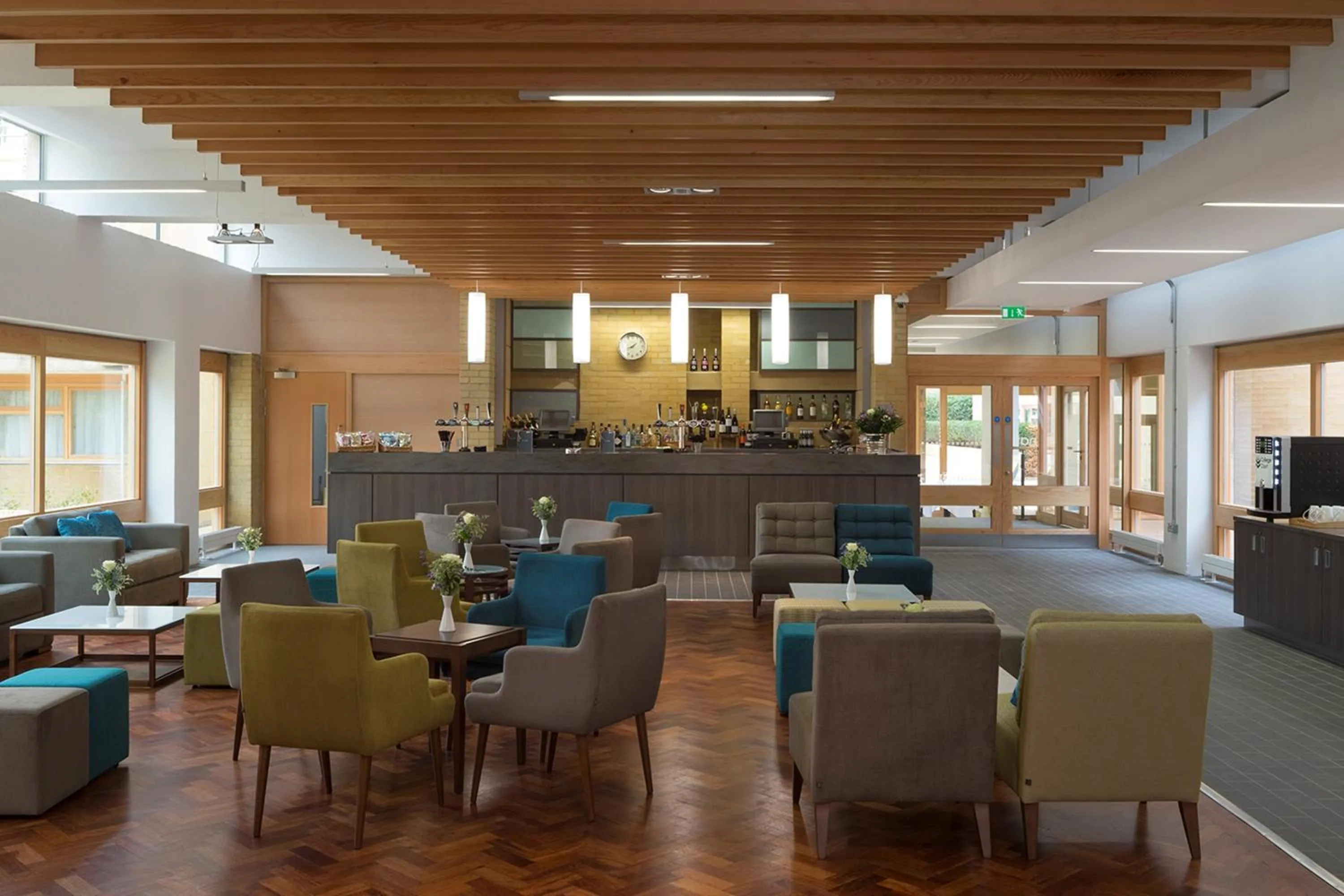 Restaurant/places to eat in College Court Hotel