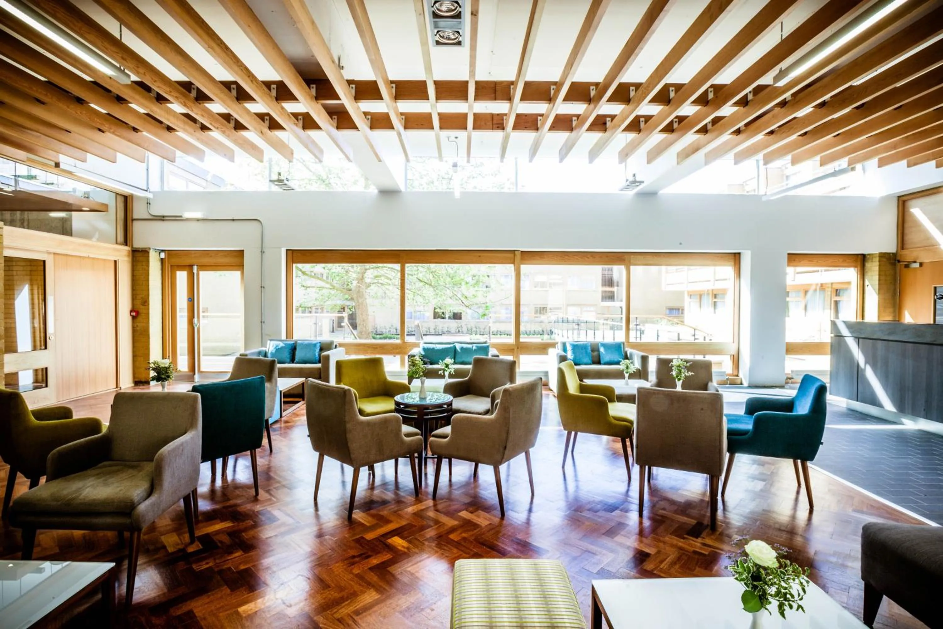 Lounge or bar in College Court Hotel