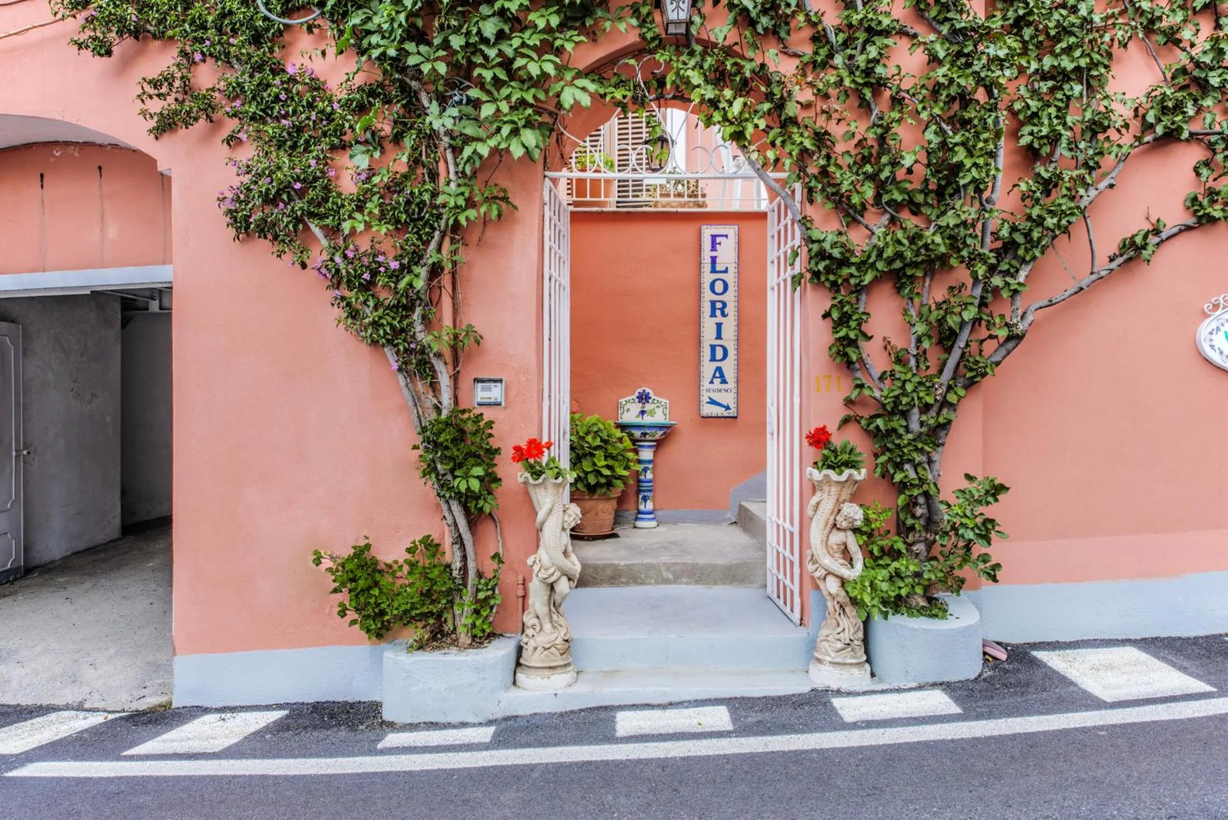 Facade/entrance in Florida Residence