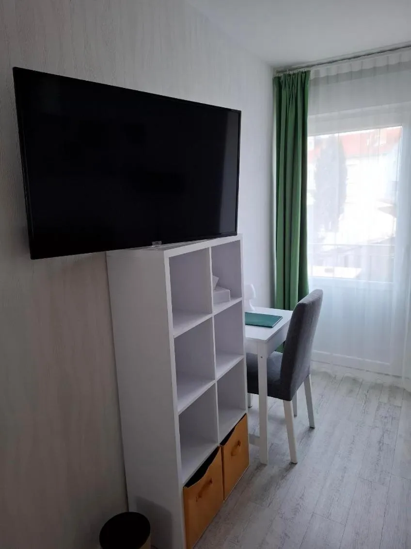 TV and multimedia in Le Crist'Al, hôtel climatisé, front de mer, proche du centre ville, et solution de restauration