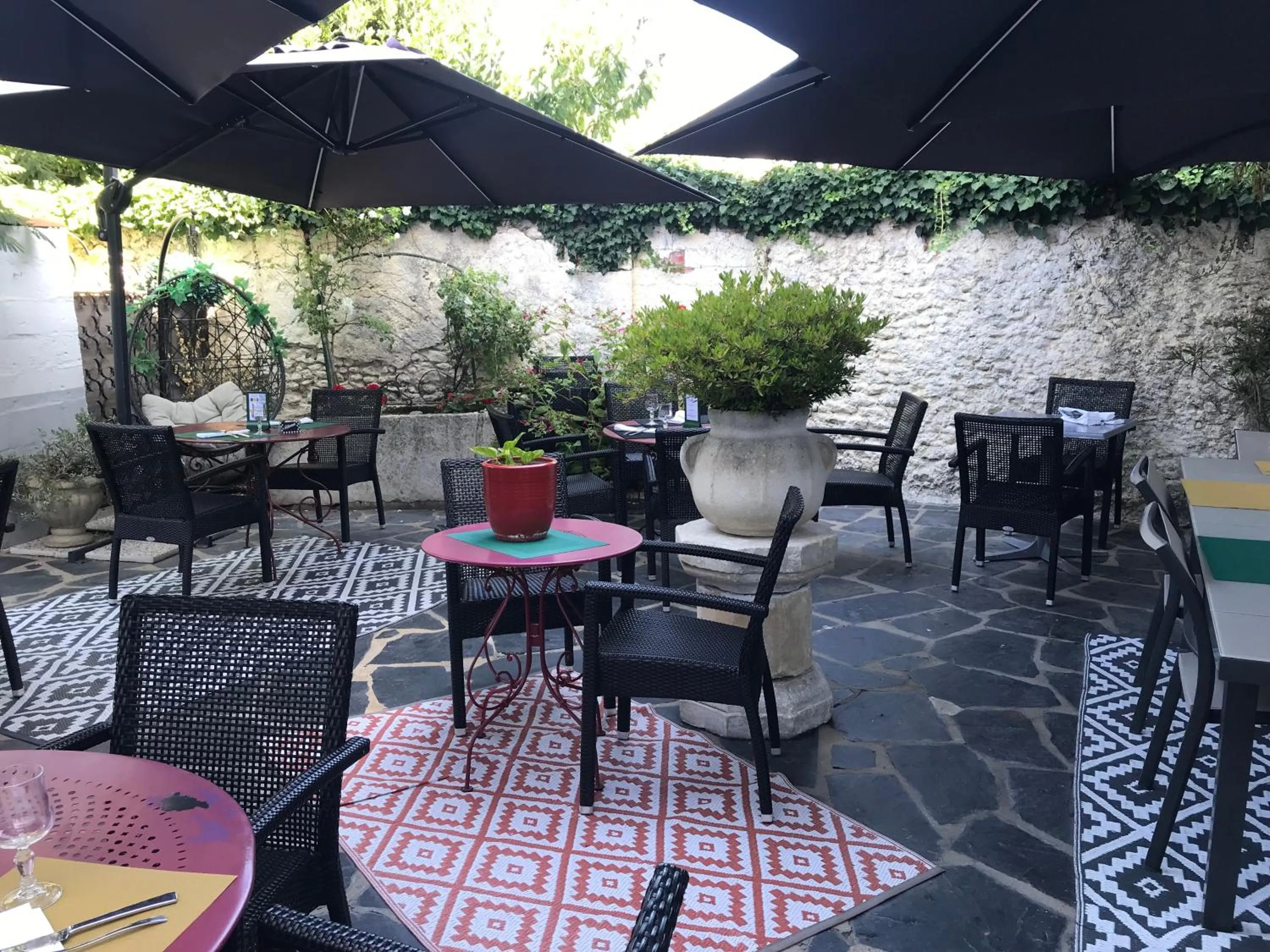 Patio in Le Crist'Al, hôtel climatisé, front de mer, proche du centre ville, et solution de restauration