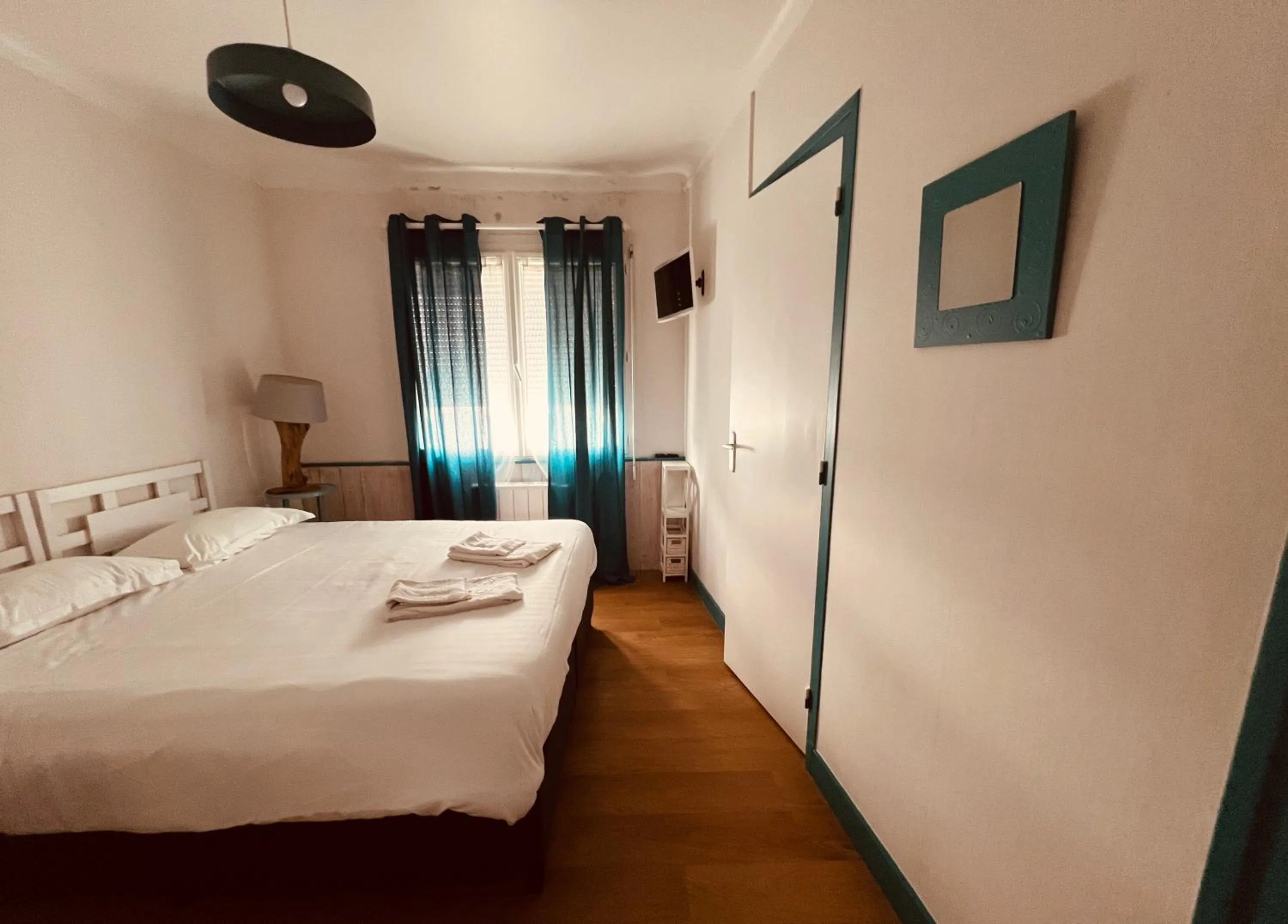 Bed in Le Crist'Al, hôtel climatisé, front de mer, proche du centre ville, et solution de restauration