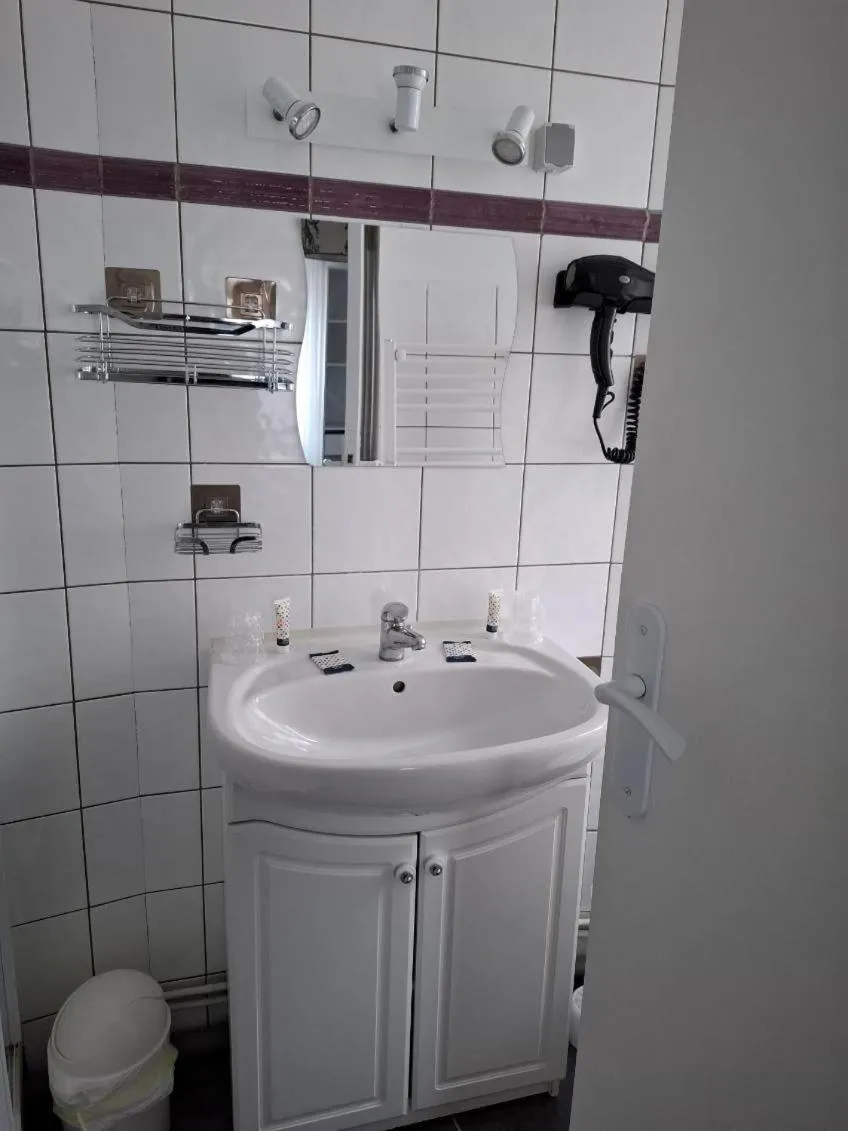 Bathroom in Le Crist'Al, hôtel climatisé, front de mer, proche du centre ville, et solution de restauration