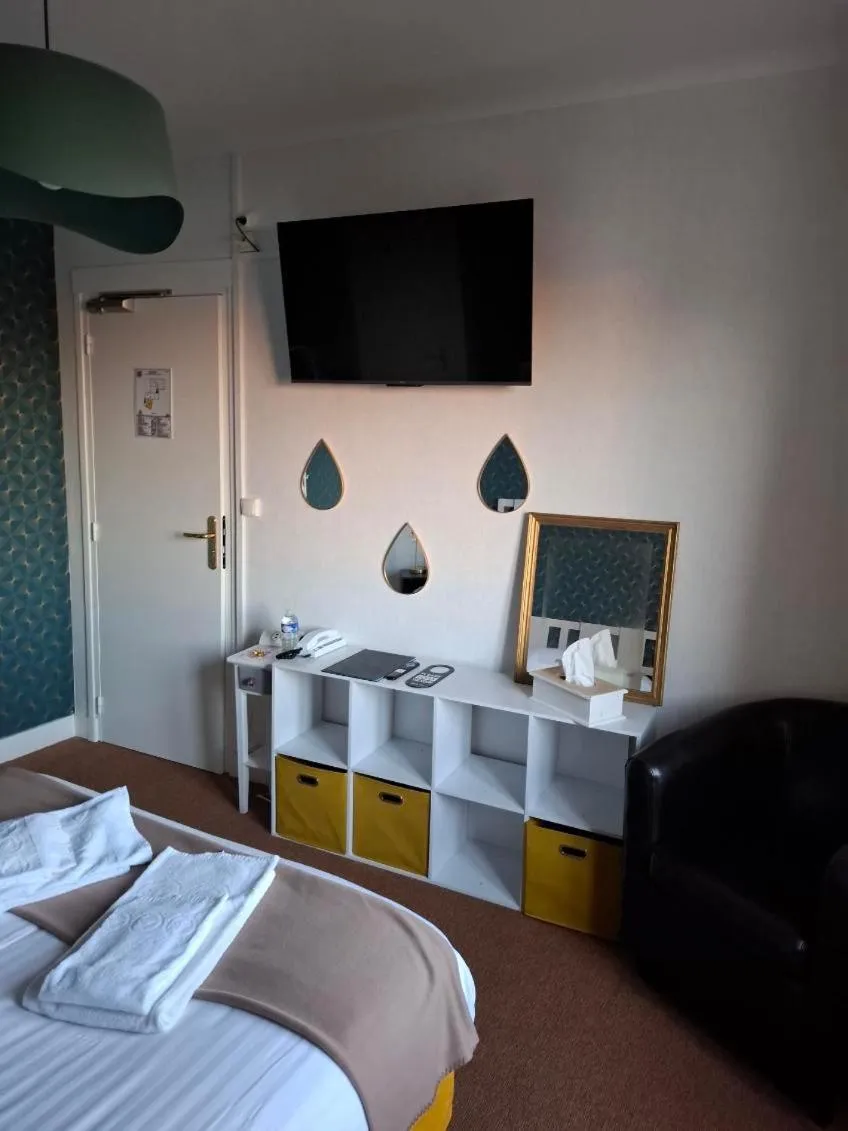 TV and multimedia, Bed in Le Crist'Al, hôtel climatisé, front de mer, proche du centre ville, et solution de restauration