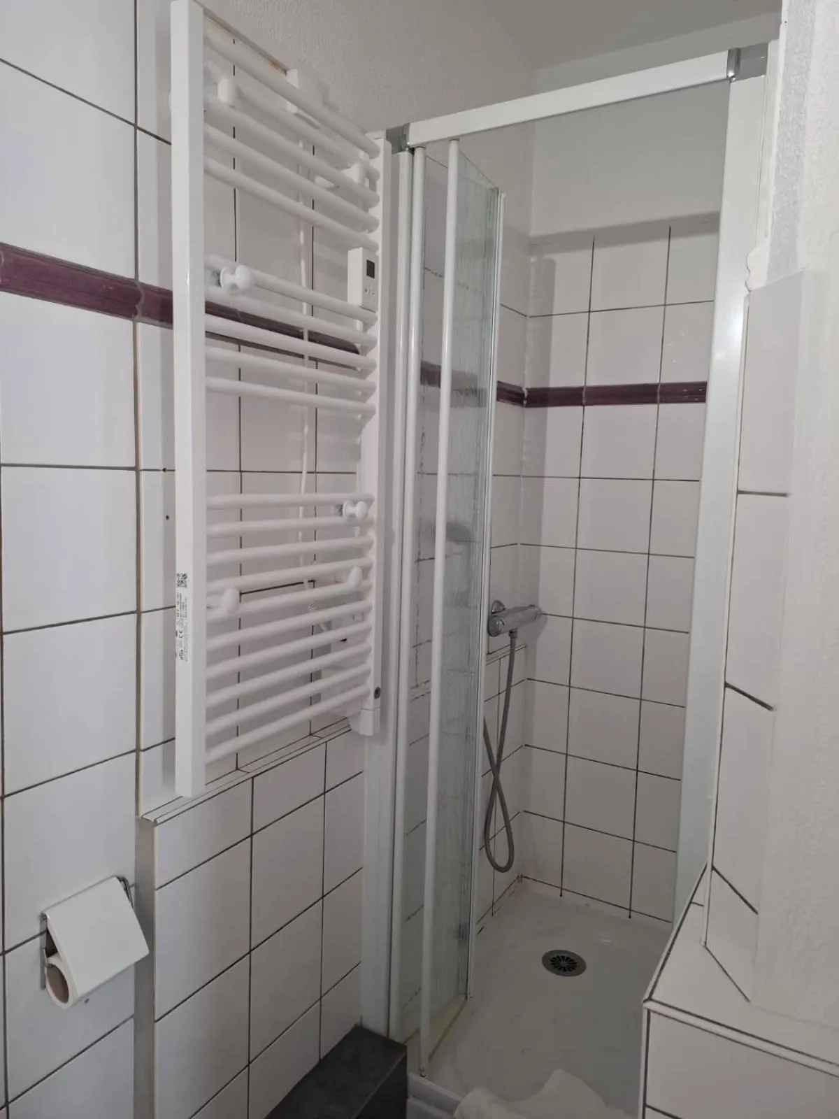 Shower in Le Crist'Al, hôtel climatisé, front de mer, proche du centre ville, et solution de restauration