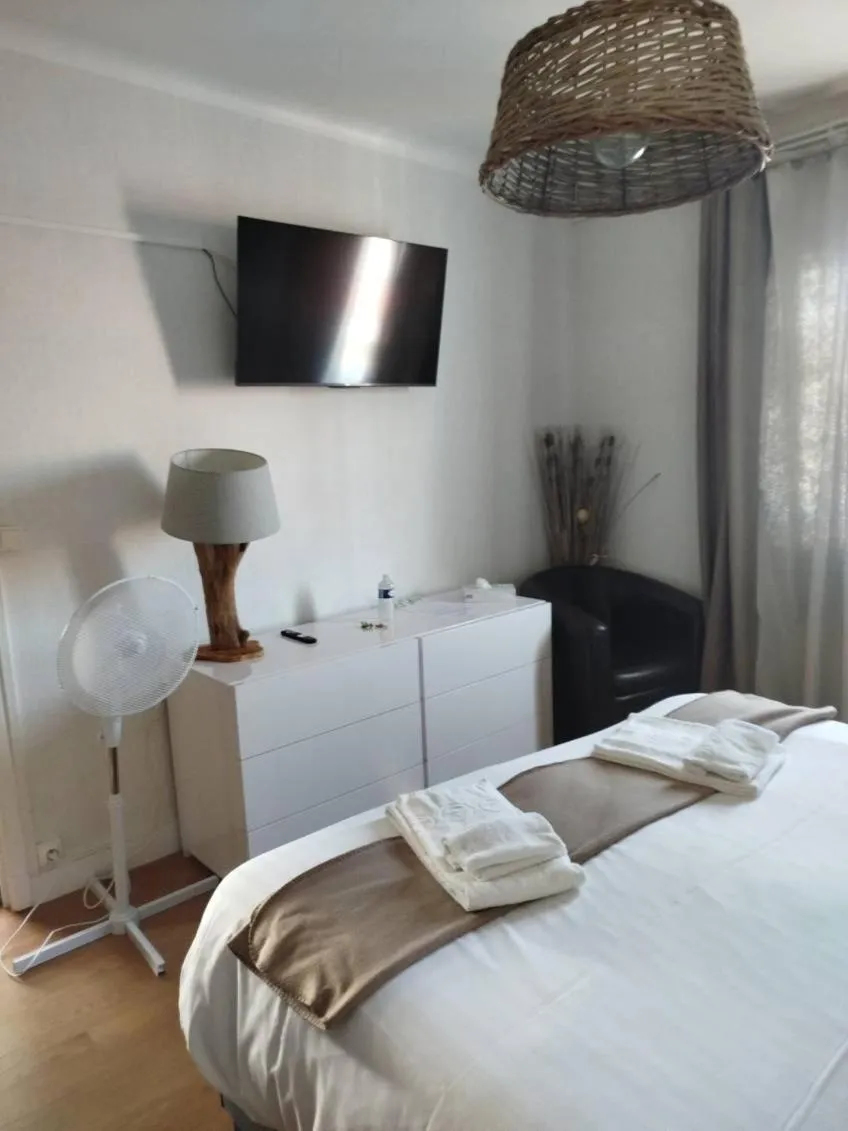 TV and multimedia, Bed in Le Crist'Al, hôtel climatisé, front de mer, proche du centre ville, et solution de restauration