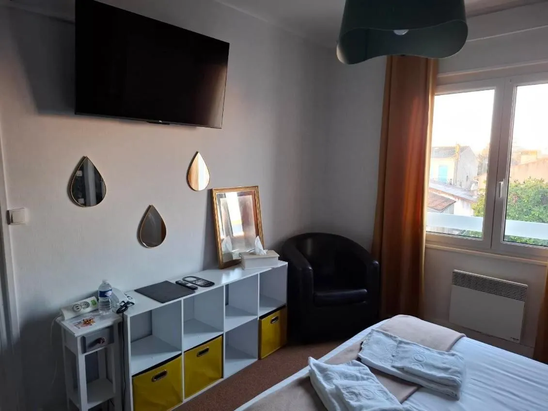 TV and multimedia, Bed in Le Crist'Al, hôtel climatisé, front de mer, proche du centre ville, et solution de restauration