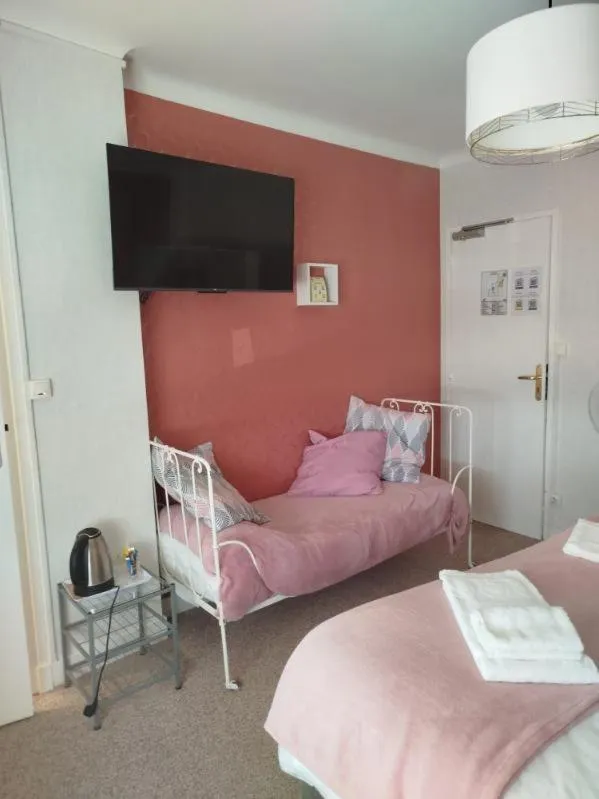 Photo of the whole room, Bed in Le Crist'Al, hôtel climatisé, front de mer, proche du centre ville, et solution de restauration