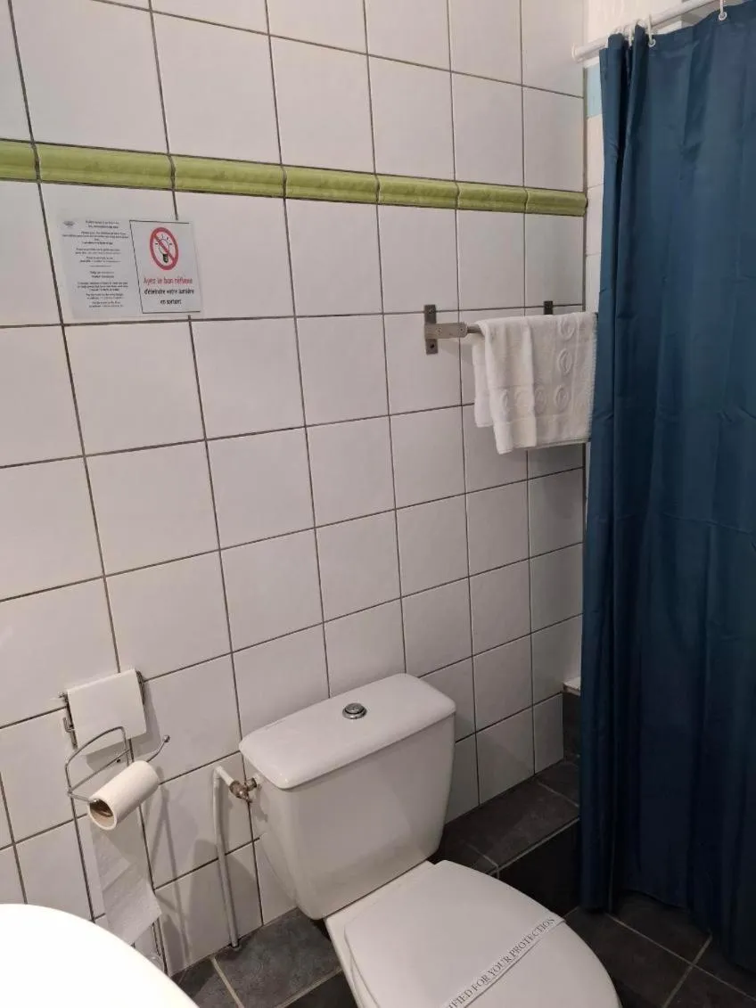 Toilet in Le Crist'Al, hôtel climatisé, front de mer, proche du centre ville, et solution de restauration
