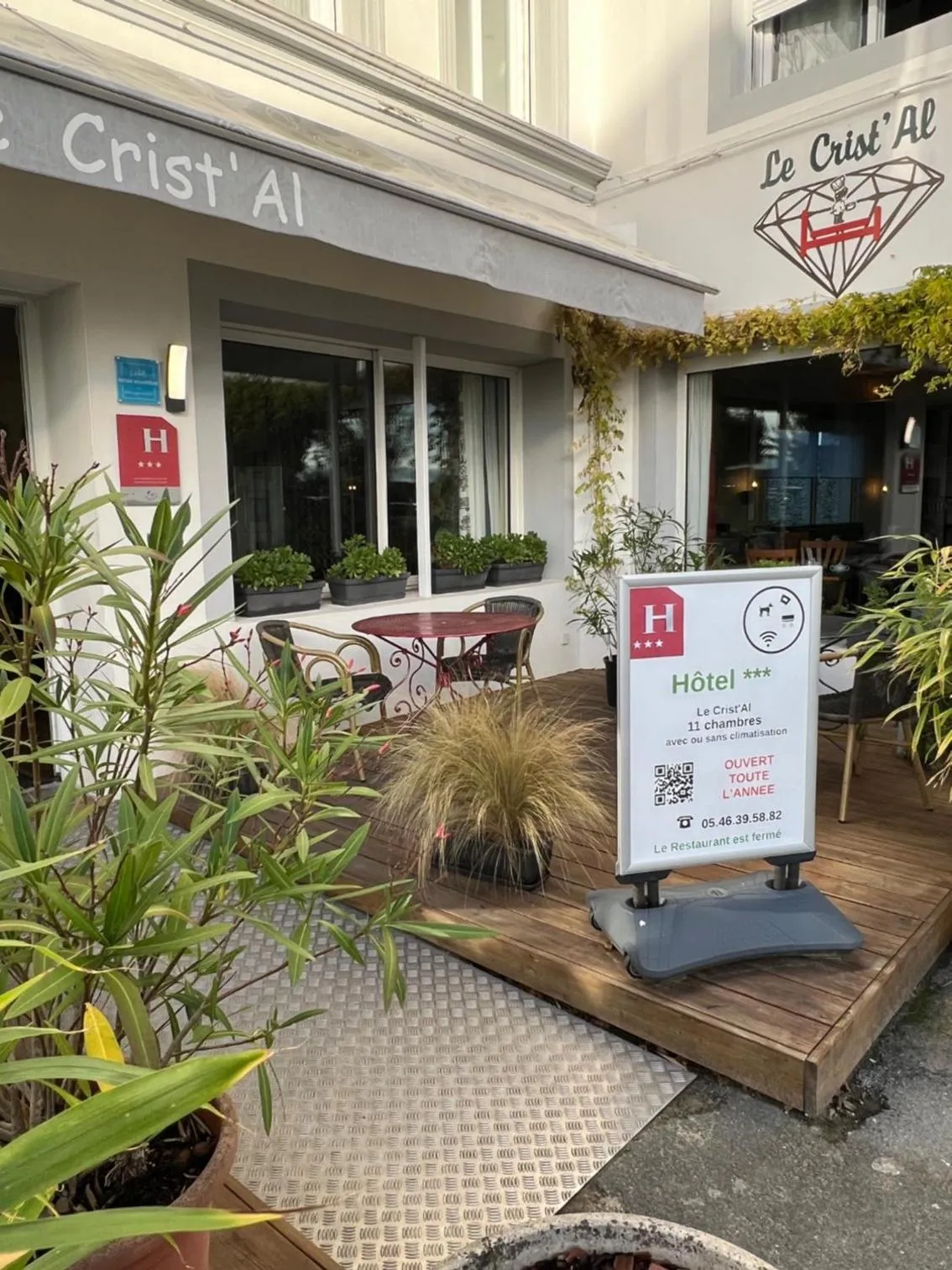 Facade/entrance in Le Crist'Al, hôtel climatisé, front de mer, proche du centre ville, et solution de restauration