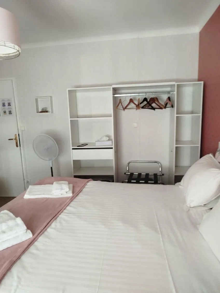 storage, Bed in Le Crist'Al, hôtel climatisé, front de mer, proche du centre ville, et solution de restauration