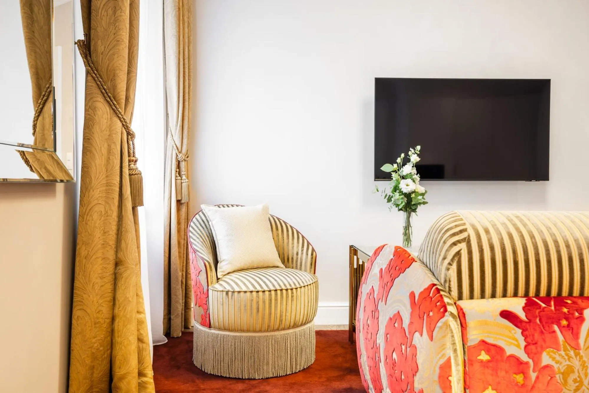 Communal lounge/ TV room in Grand Hotel National Luzern