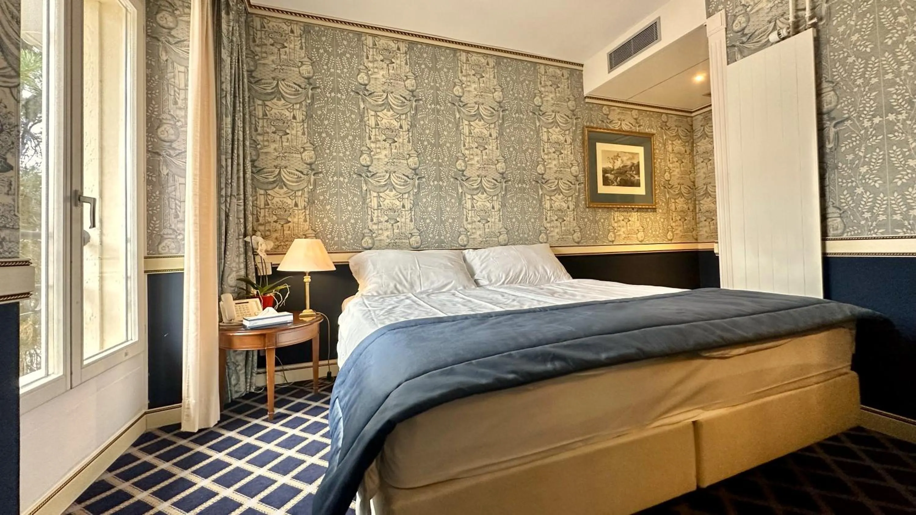 Photo of the whole room, Bed in Carlton Lausanne Boutique Hôtel