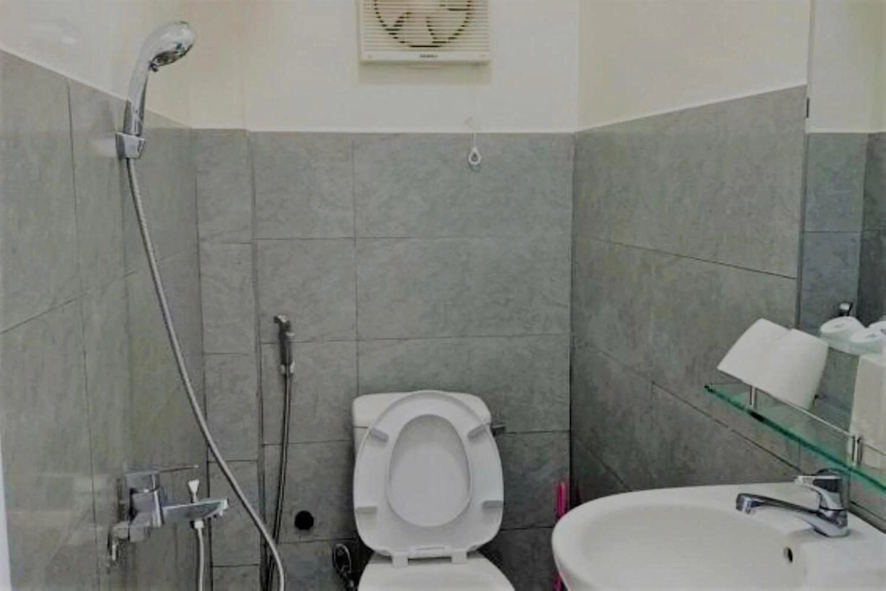 Toilet in Chau Giang Hotel