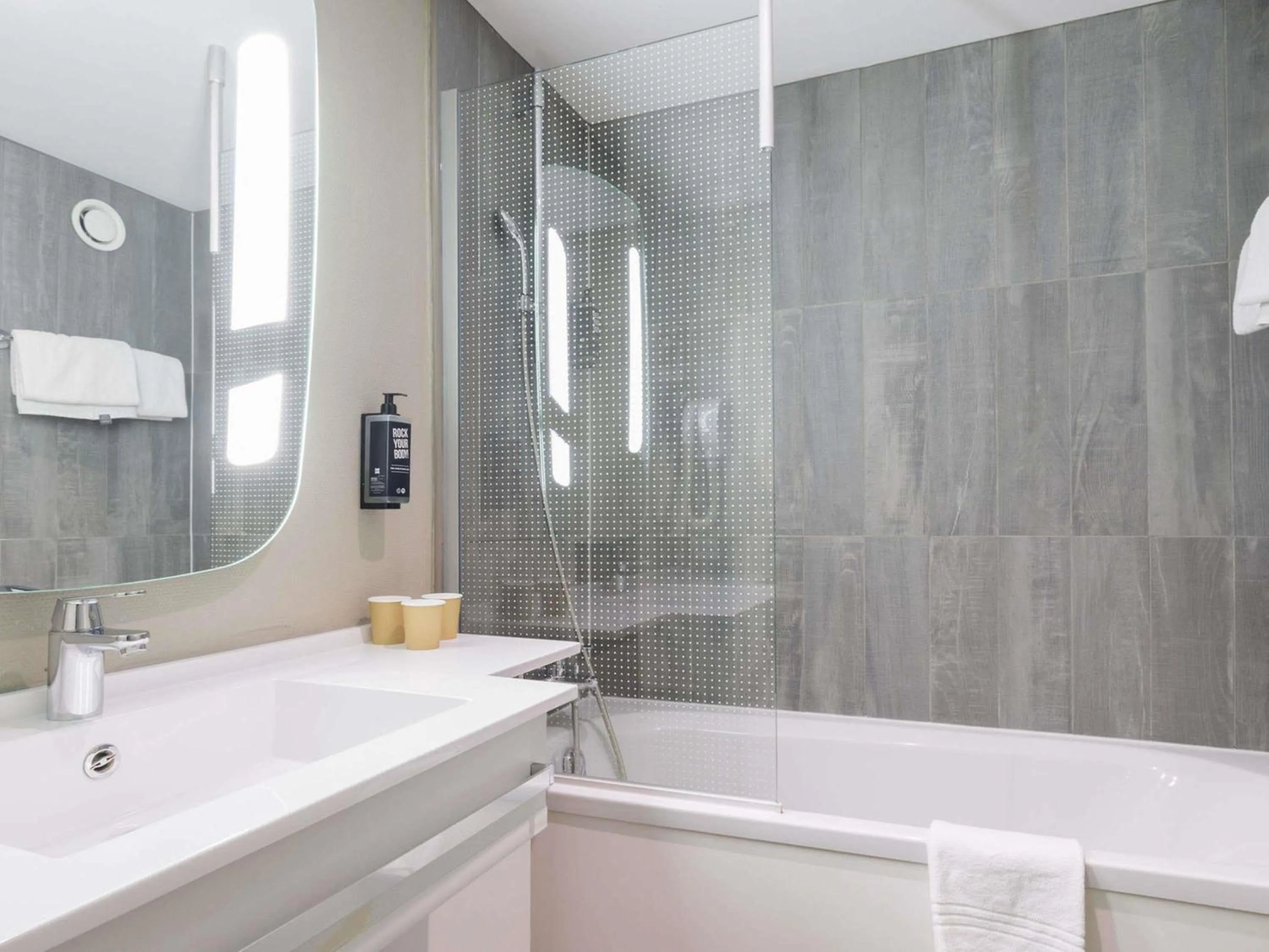 Bedroom in ibis Toulon La Valette