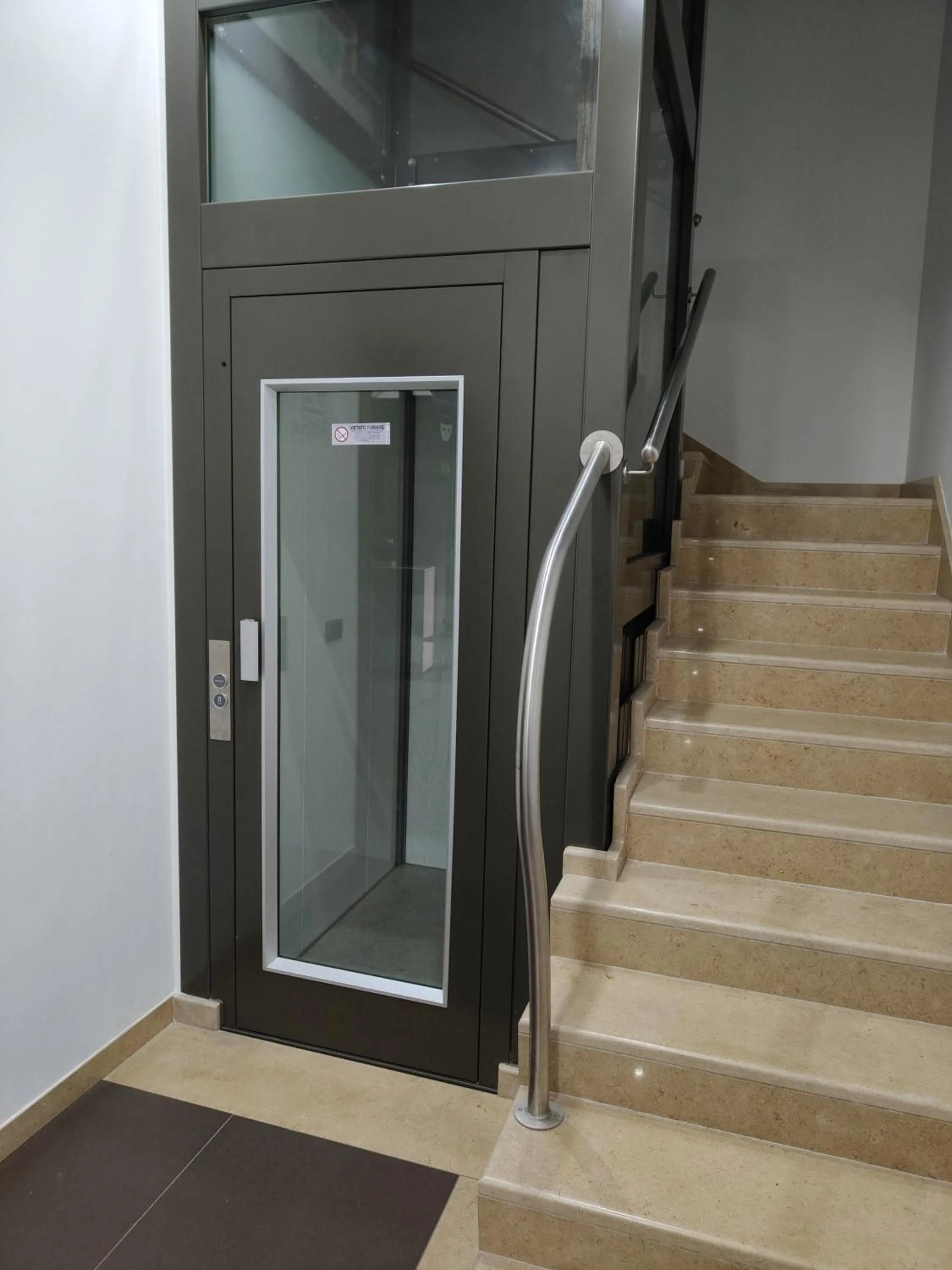 elevator in La Luna e il Sole