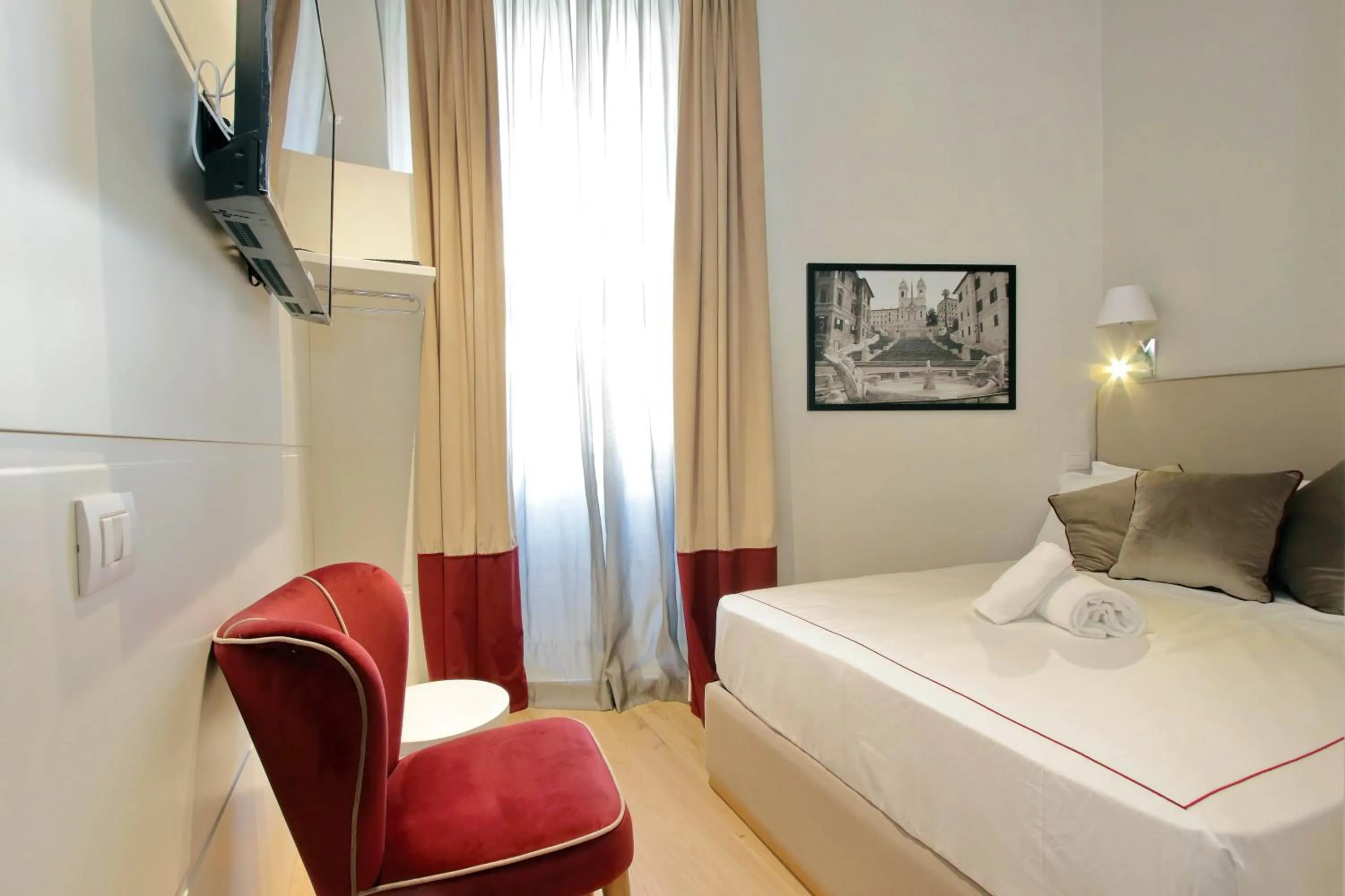 Photo of the whole room, Bed in Monti Panisperna suites