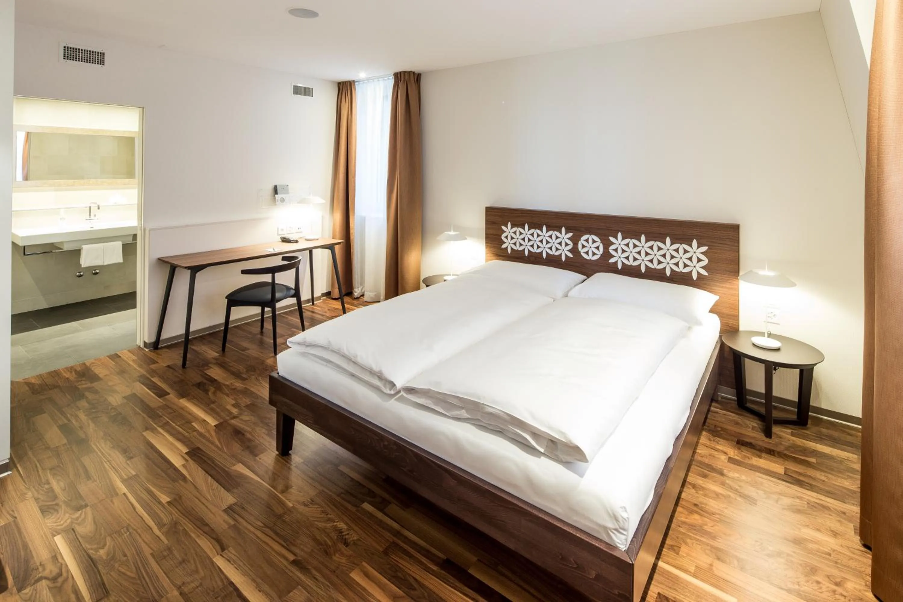 Photo of the whole room, Bed in Hotel Schweizerhof Basel