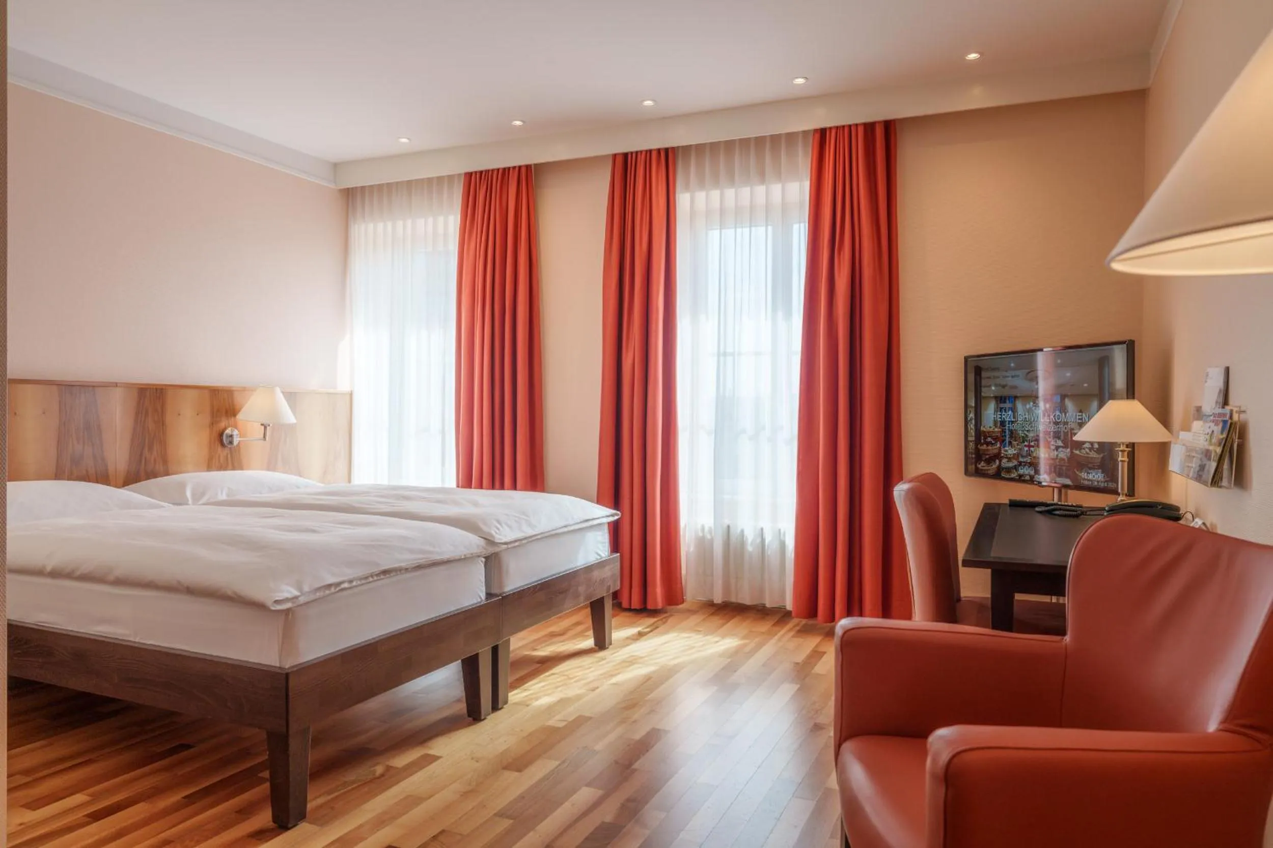 Photo of the whole room, Bed in Hotel Schweizerhof Basel