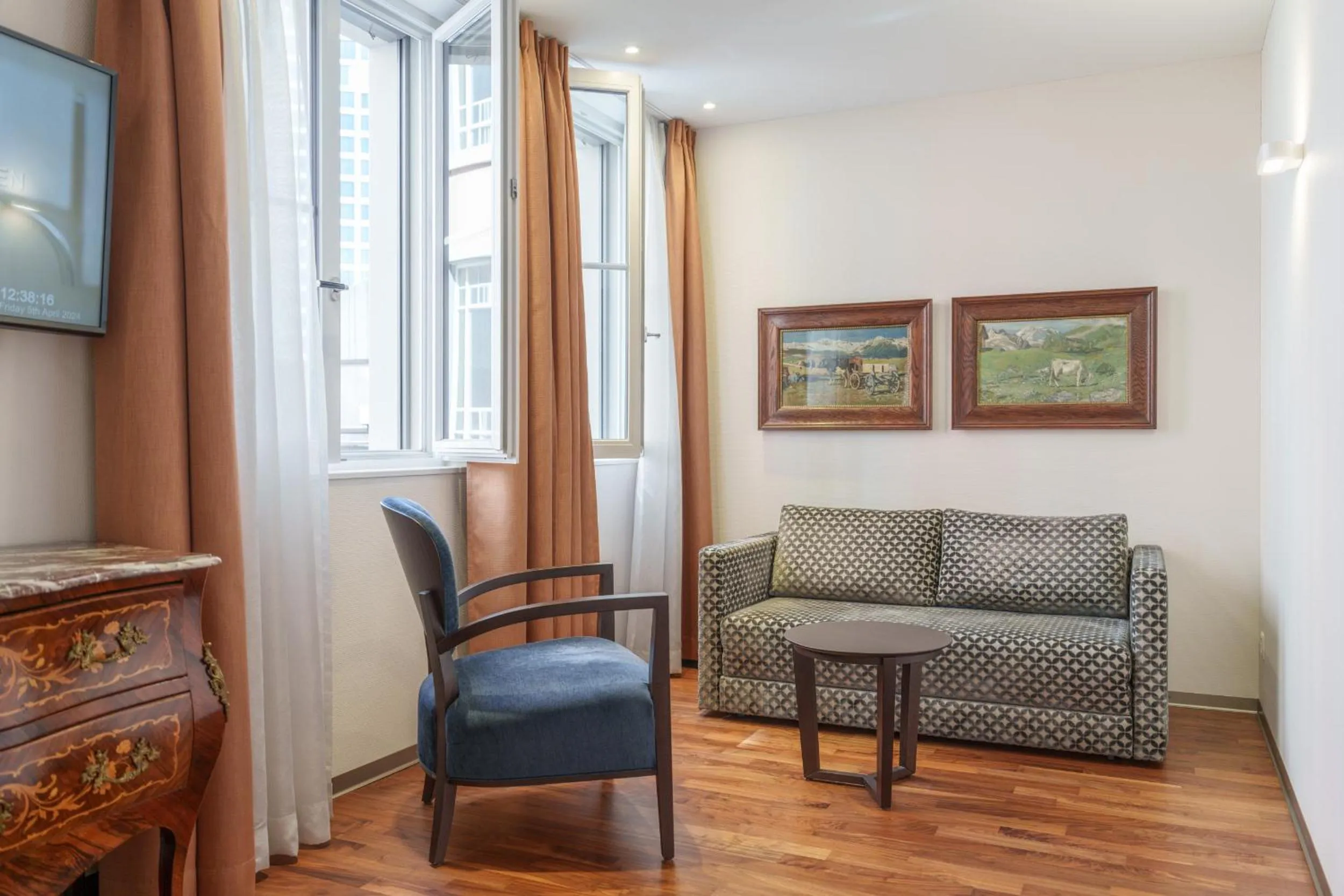 Living room in Hotel Schweizerhof Basel