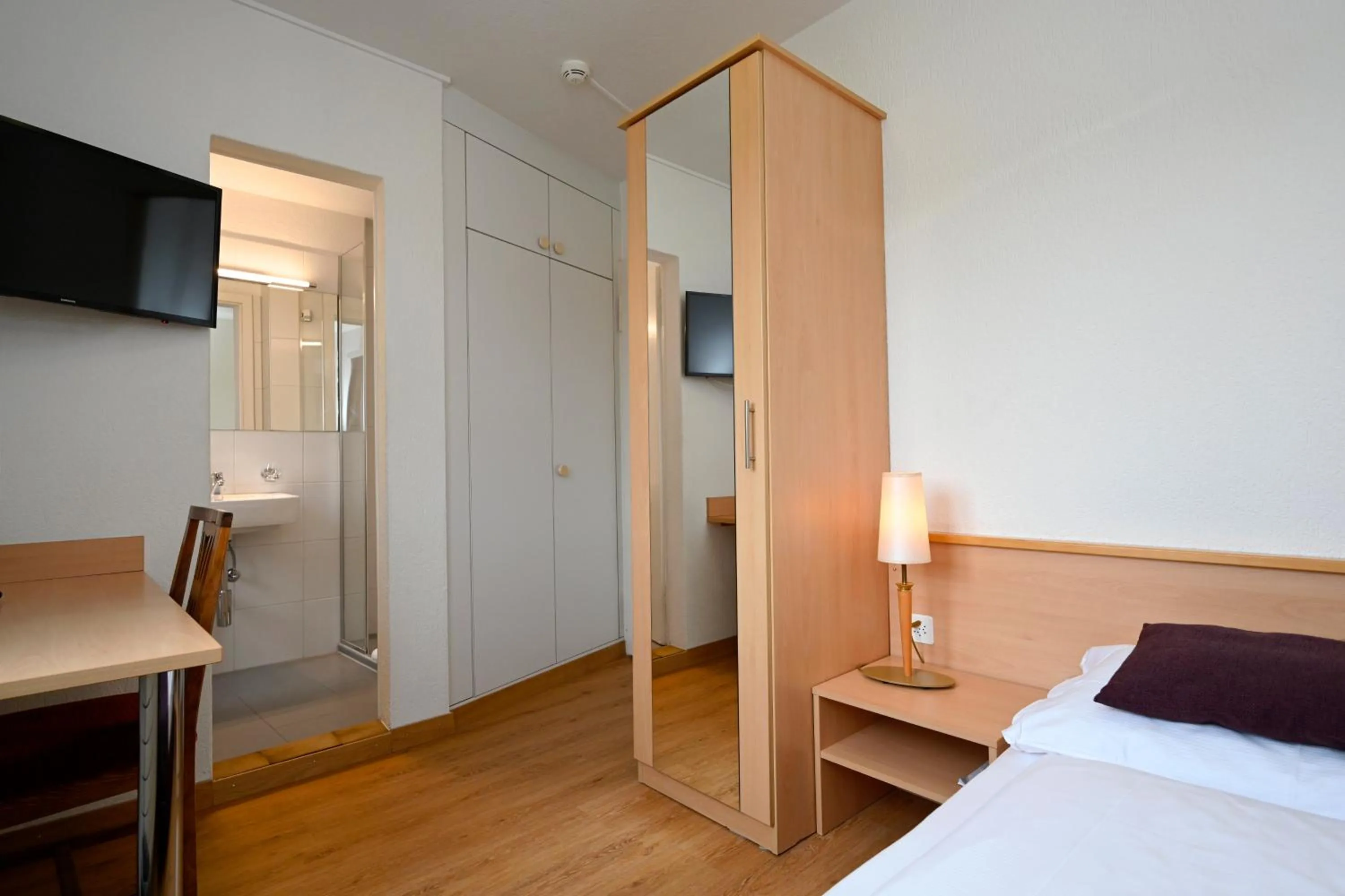 Photo of the whole room, Bed in Olympia Hotel Zurich