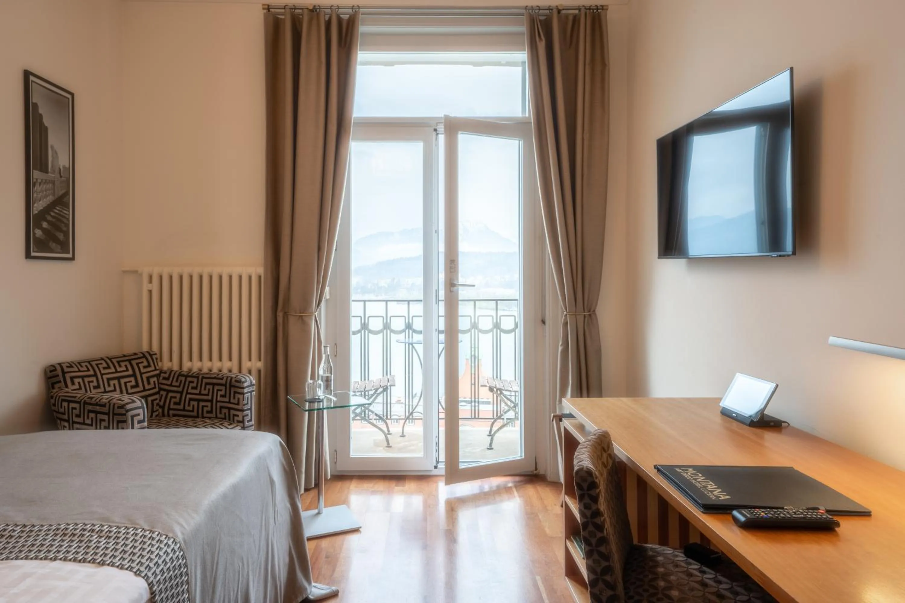 TV and multimedia in Art Deco Hotel Montana