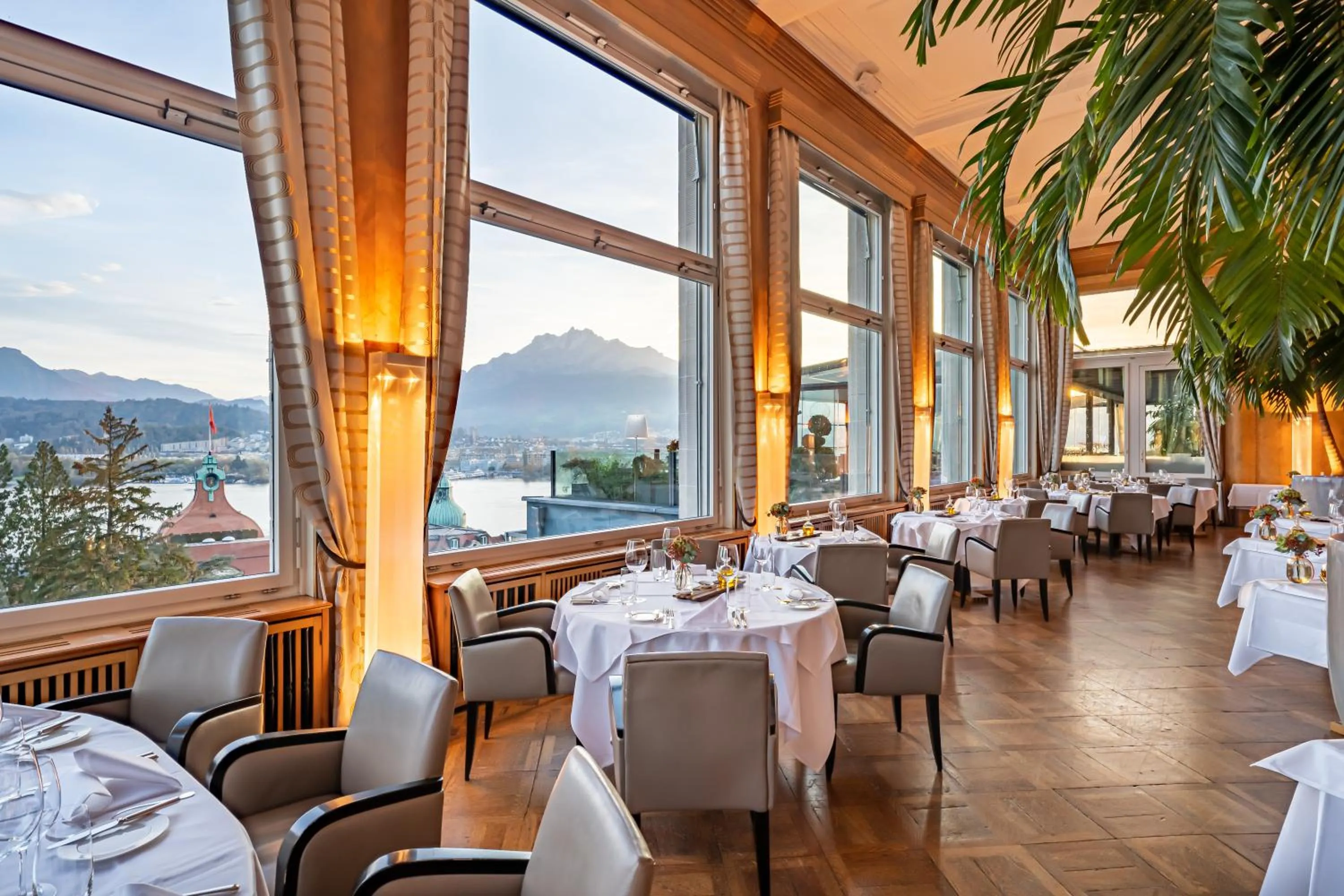 Restaurant/Places to Eat in Art Deco Hotel Montana