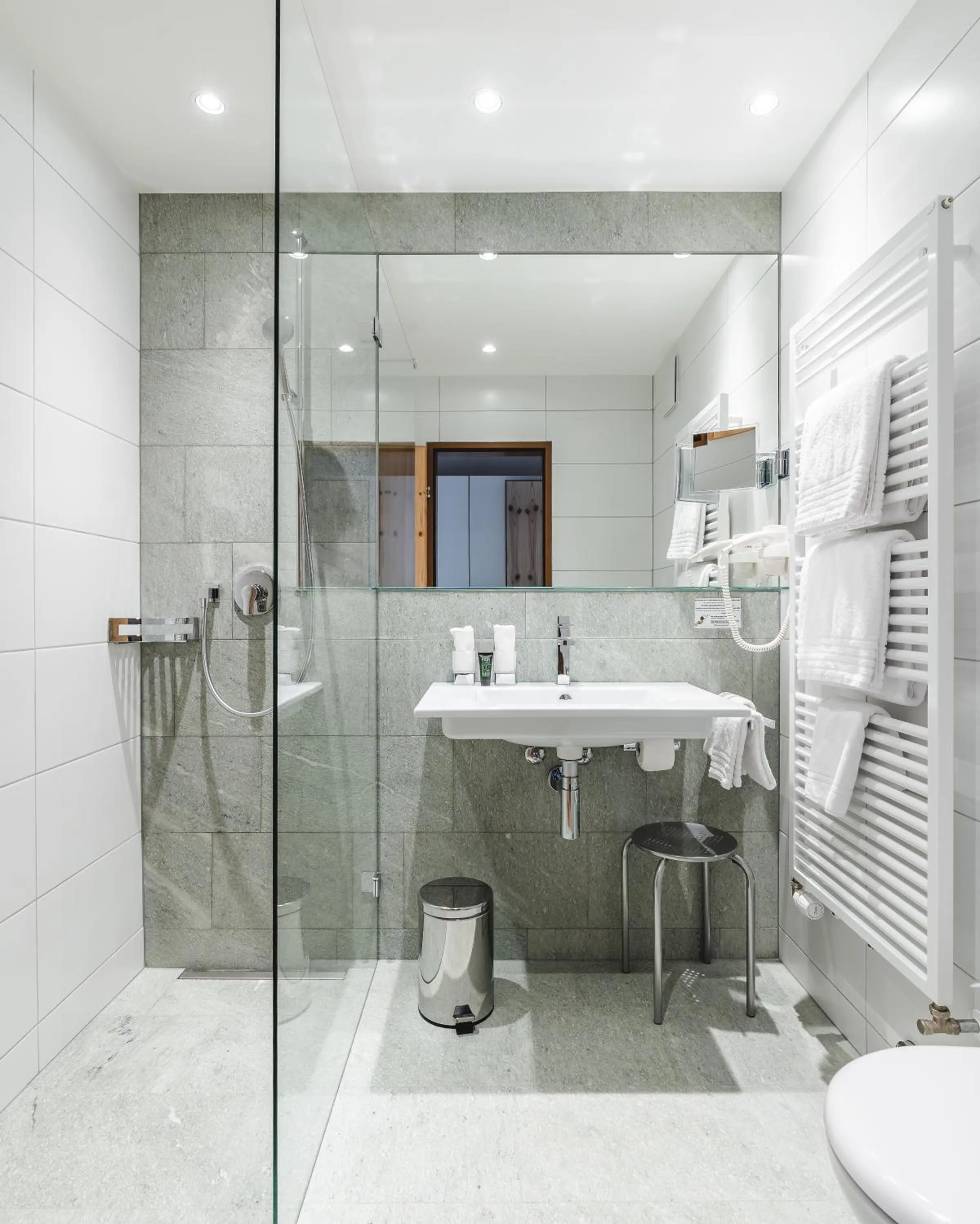 Bathroom in Hotel Alpensonne - Panoramazimmer & Restaurant