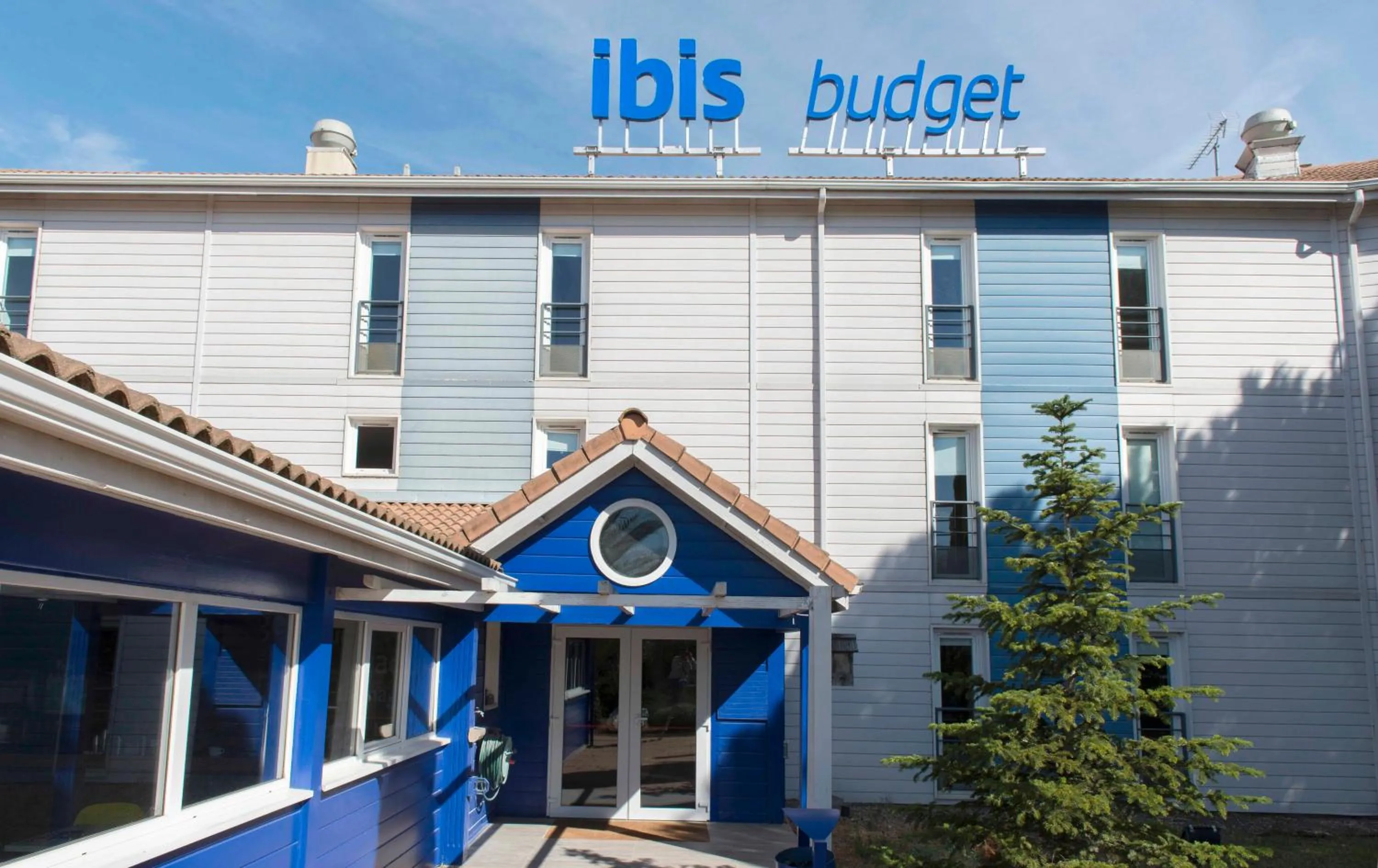 Facade/entrance in Ibis Budget Béziers Est La Giniesse