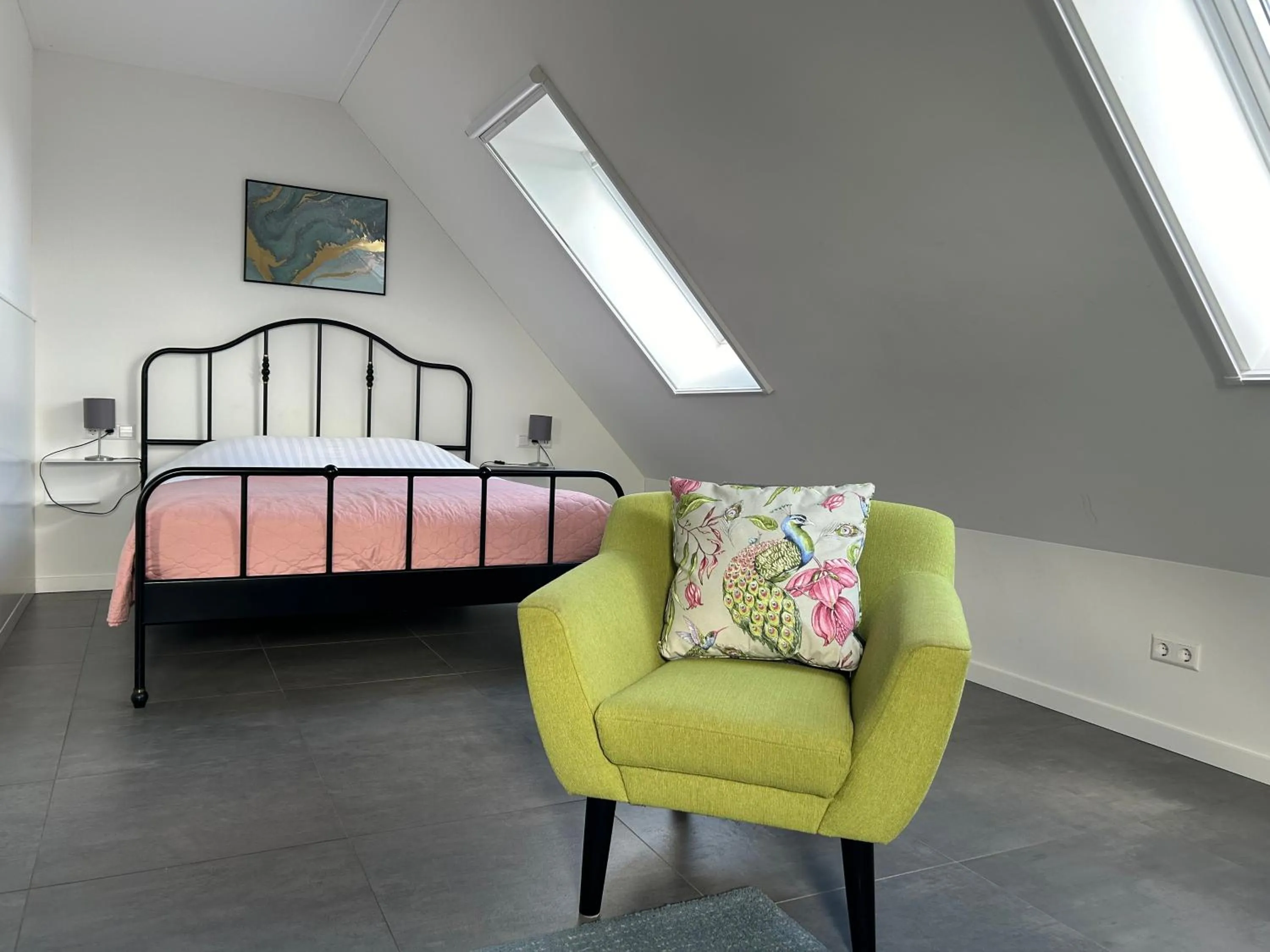 Seating area, Bed in B&B Zunderdorp