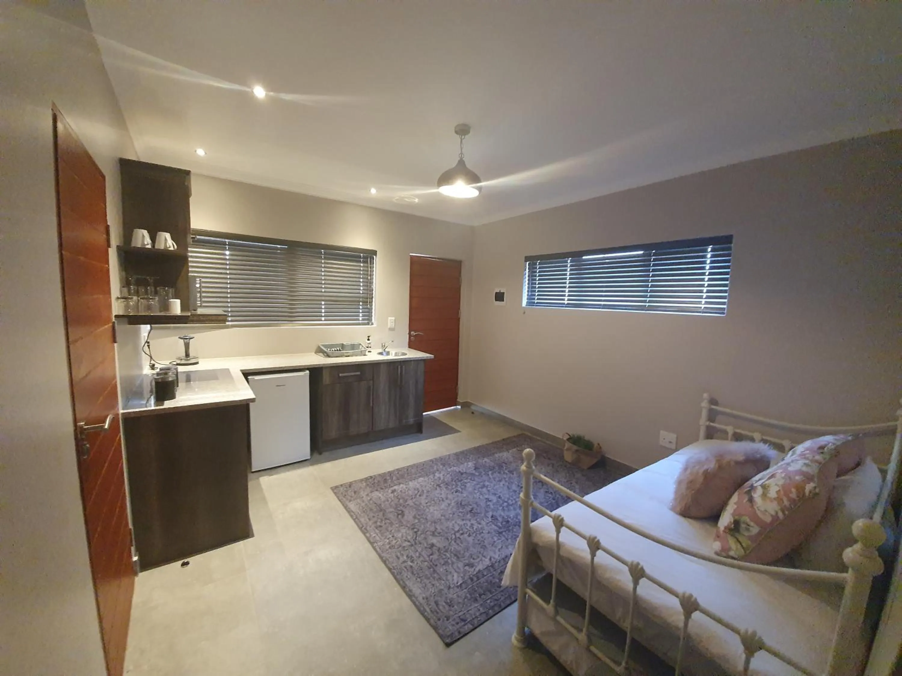 Kitchen or kitchenette in Sleep@84