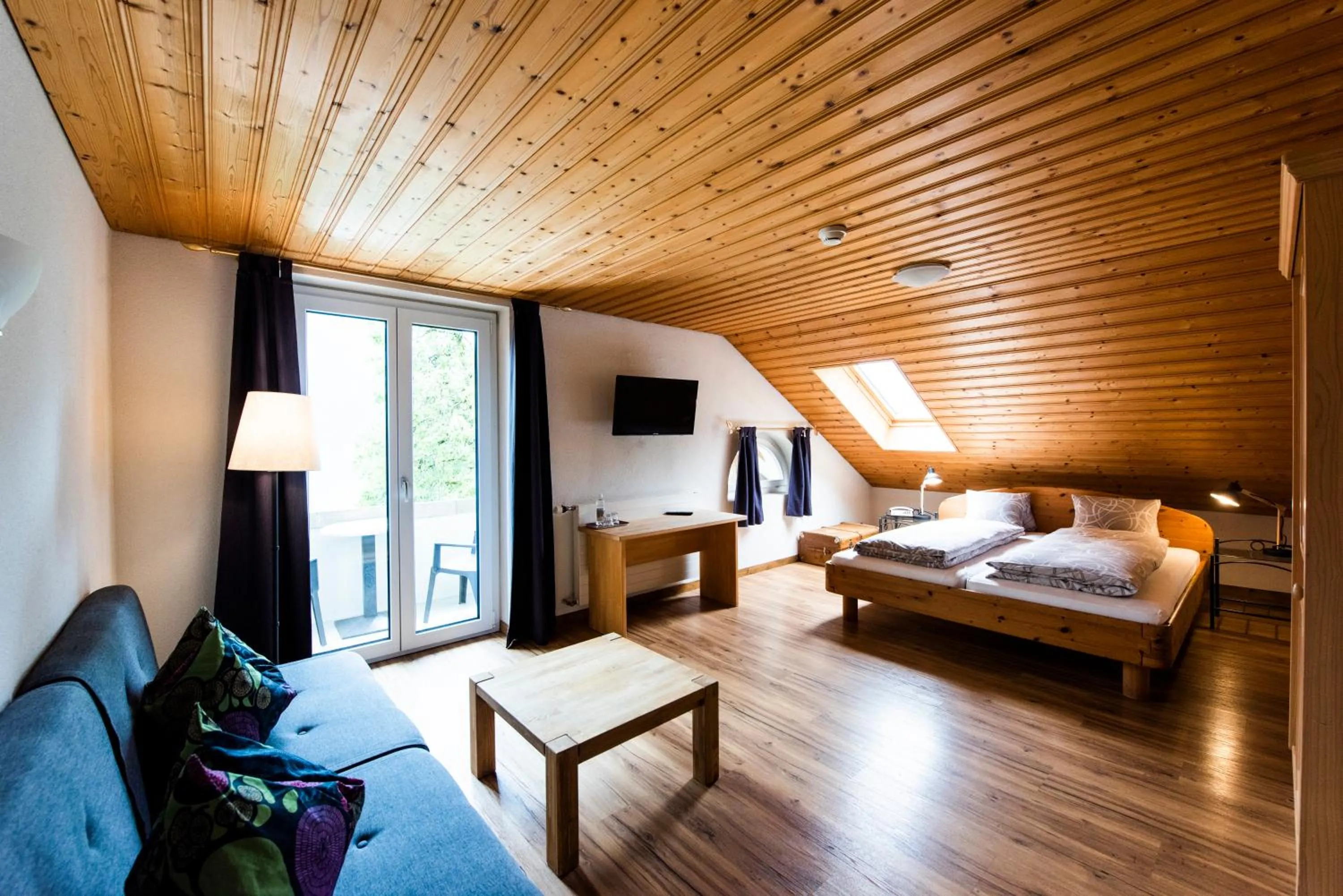 Bedroom, Bed in Hotel Brienzerburli