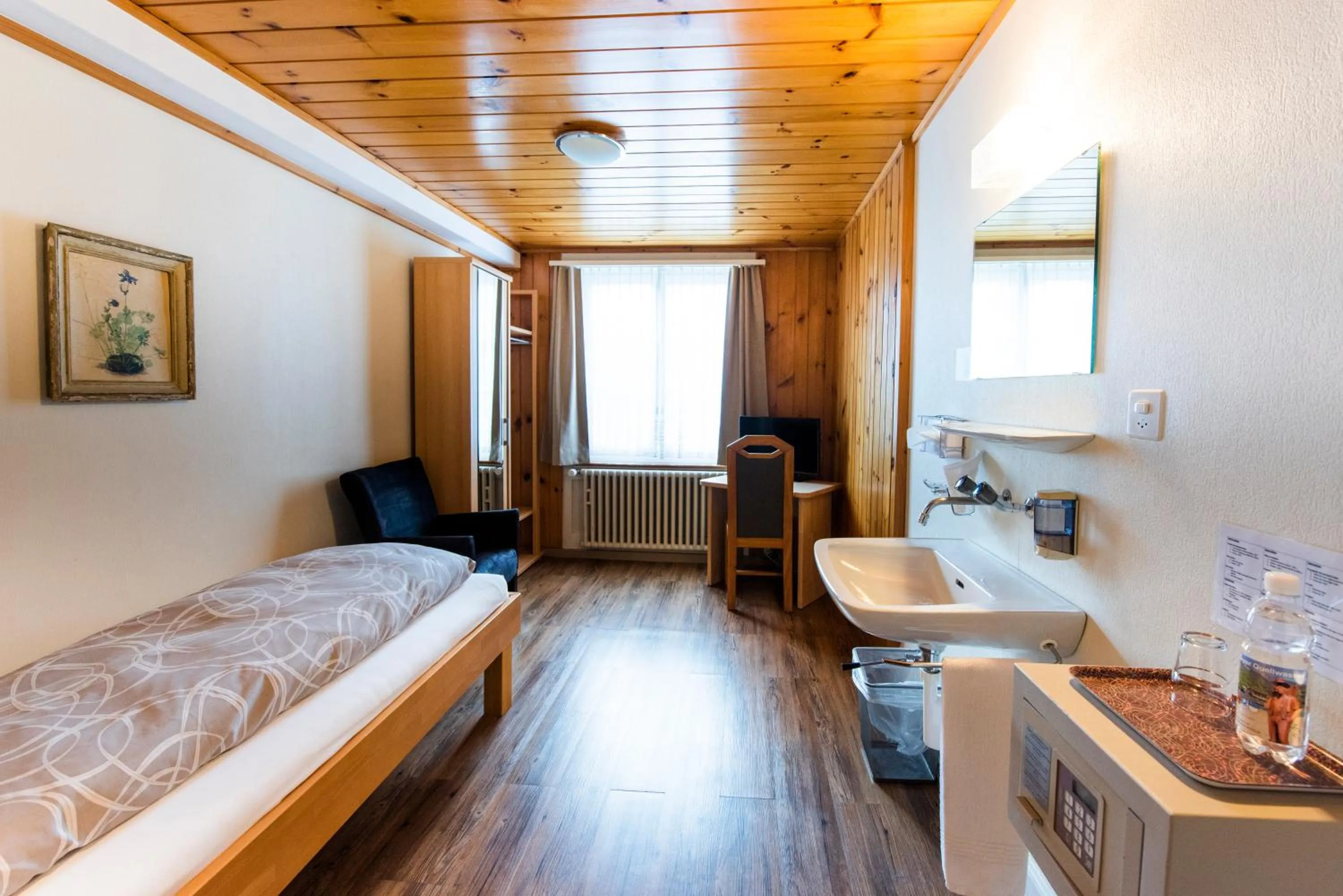 Photo of the whole room, Bed in Hotel Brienzerburli