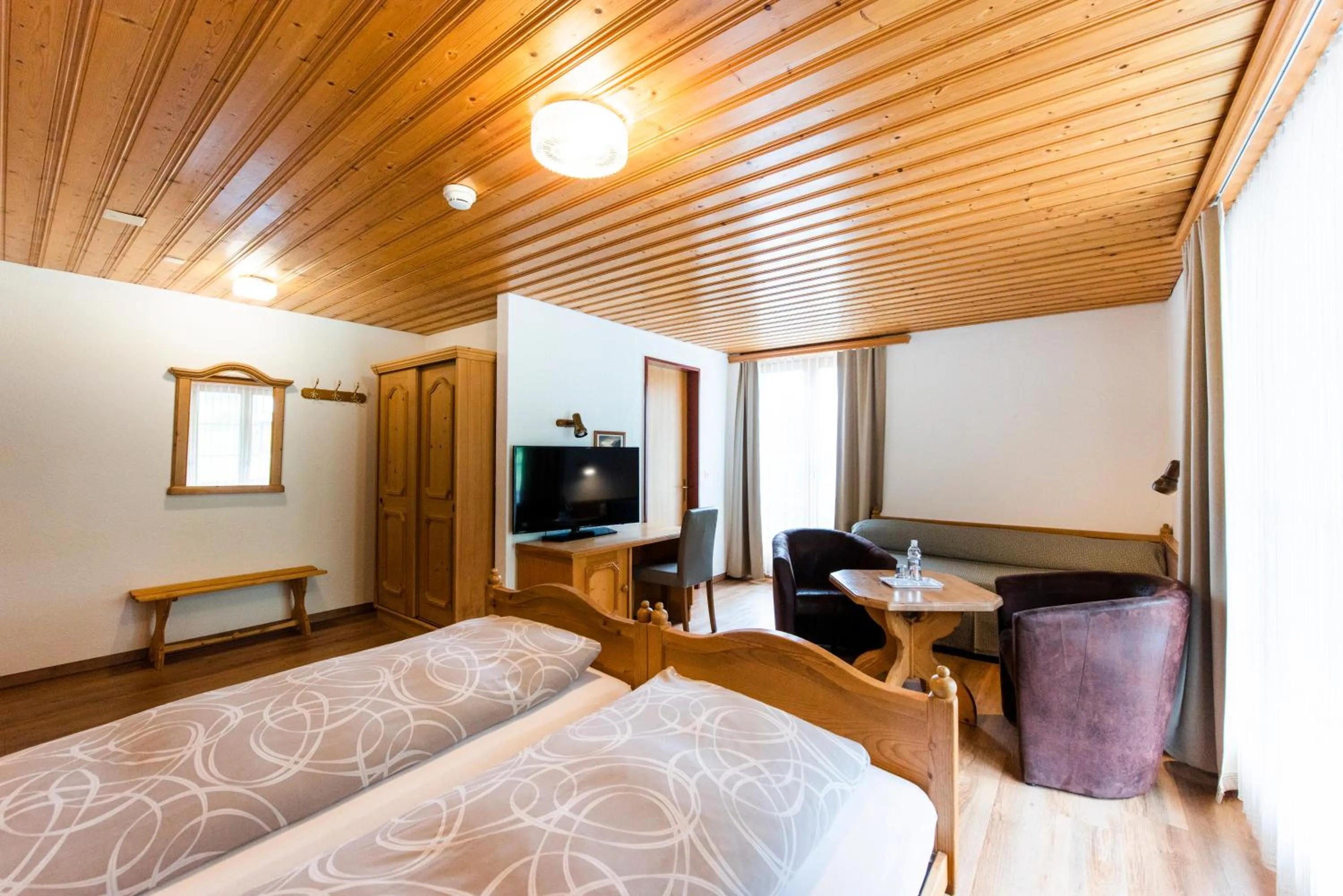 Bedroom, Bed in Hotel Brienzerburli