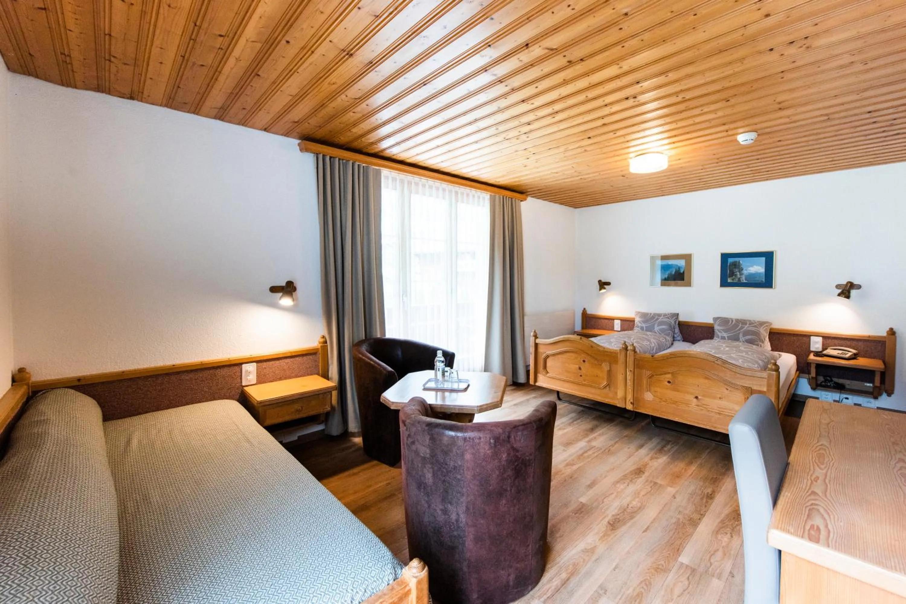 Bedroom, Bed in Hotel Brienzerburli